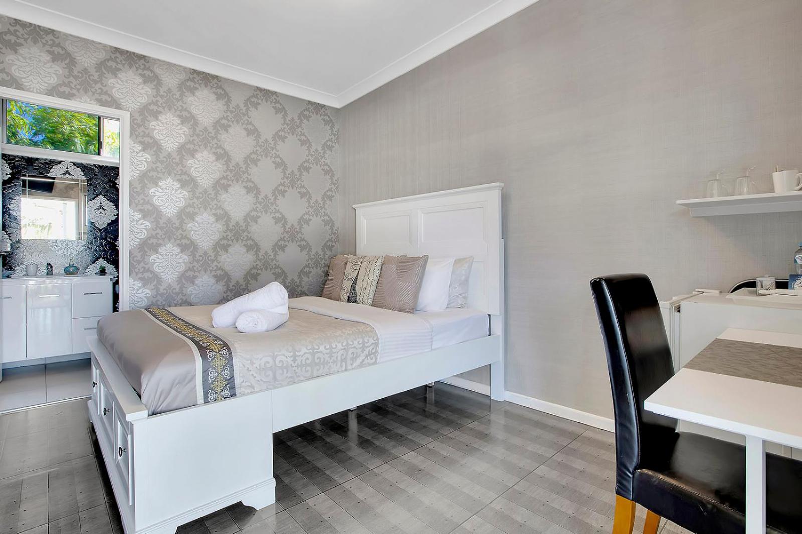 Queen Room photo 2