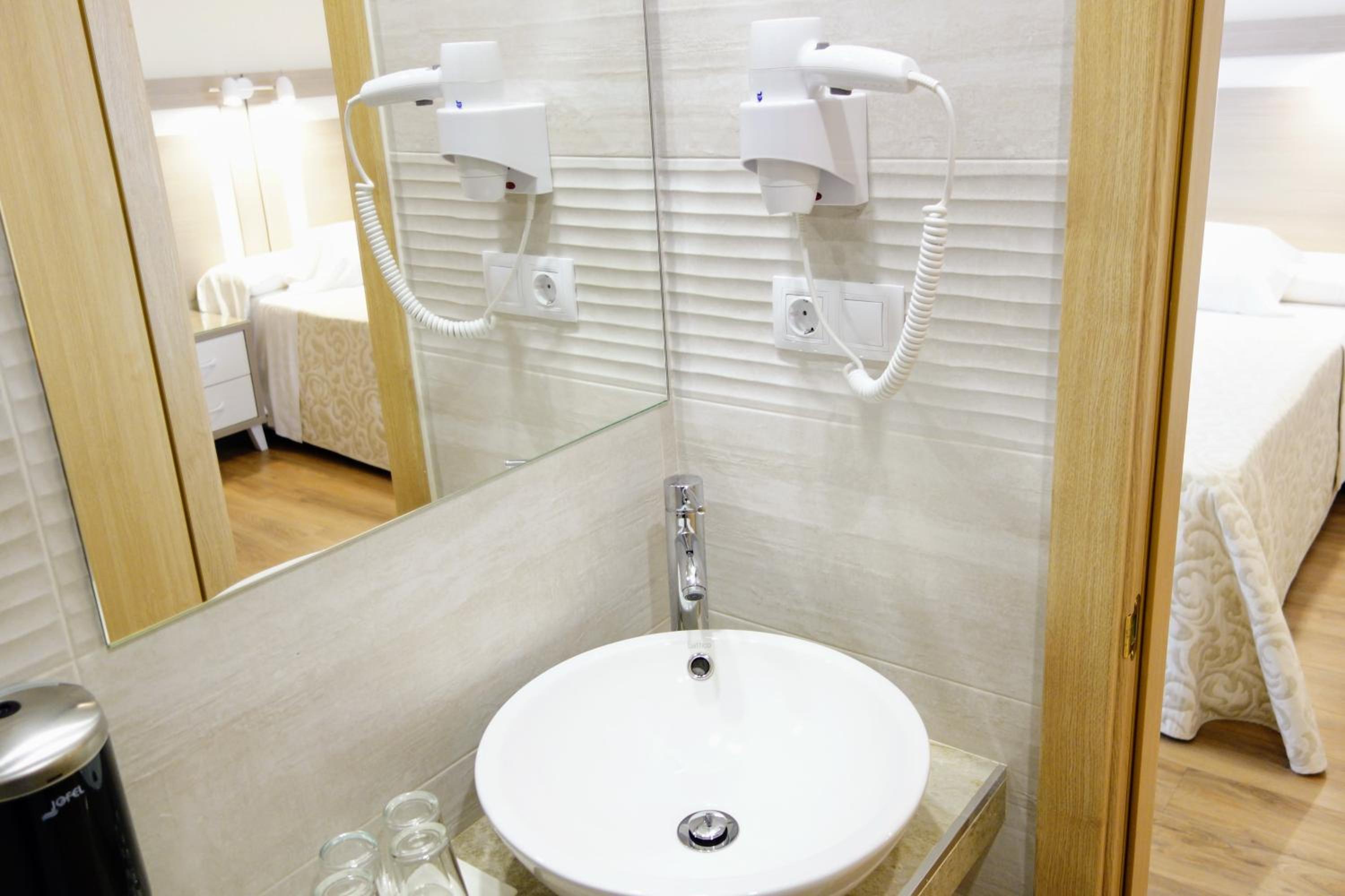 Double or Twin Room - Photo 2