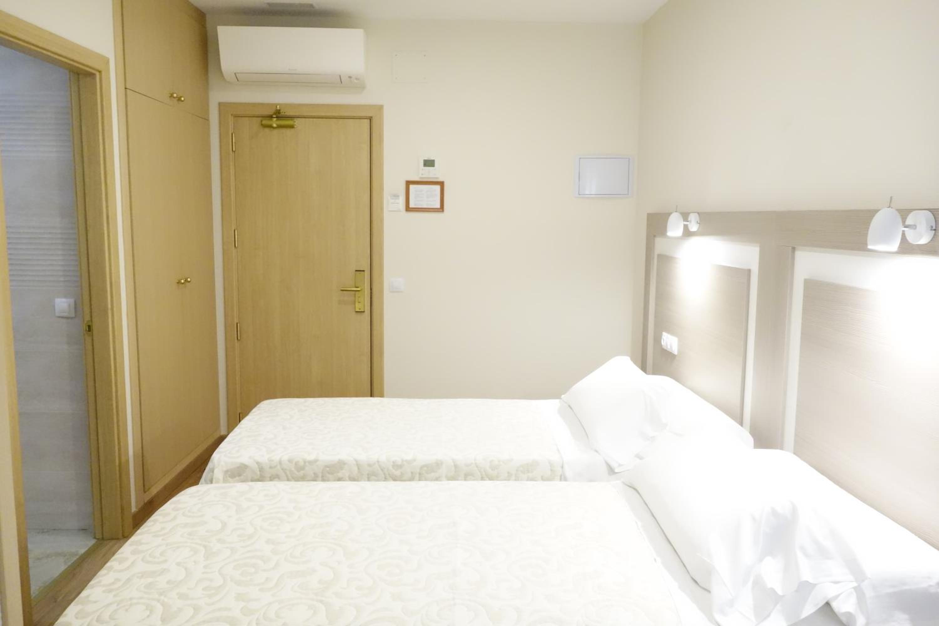 Double or Twin Room - Photo 10