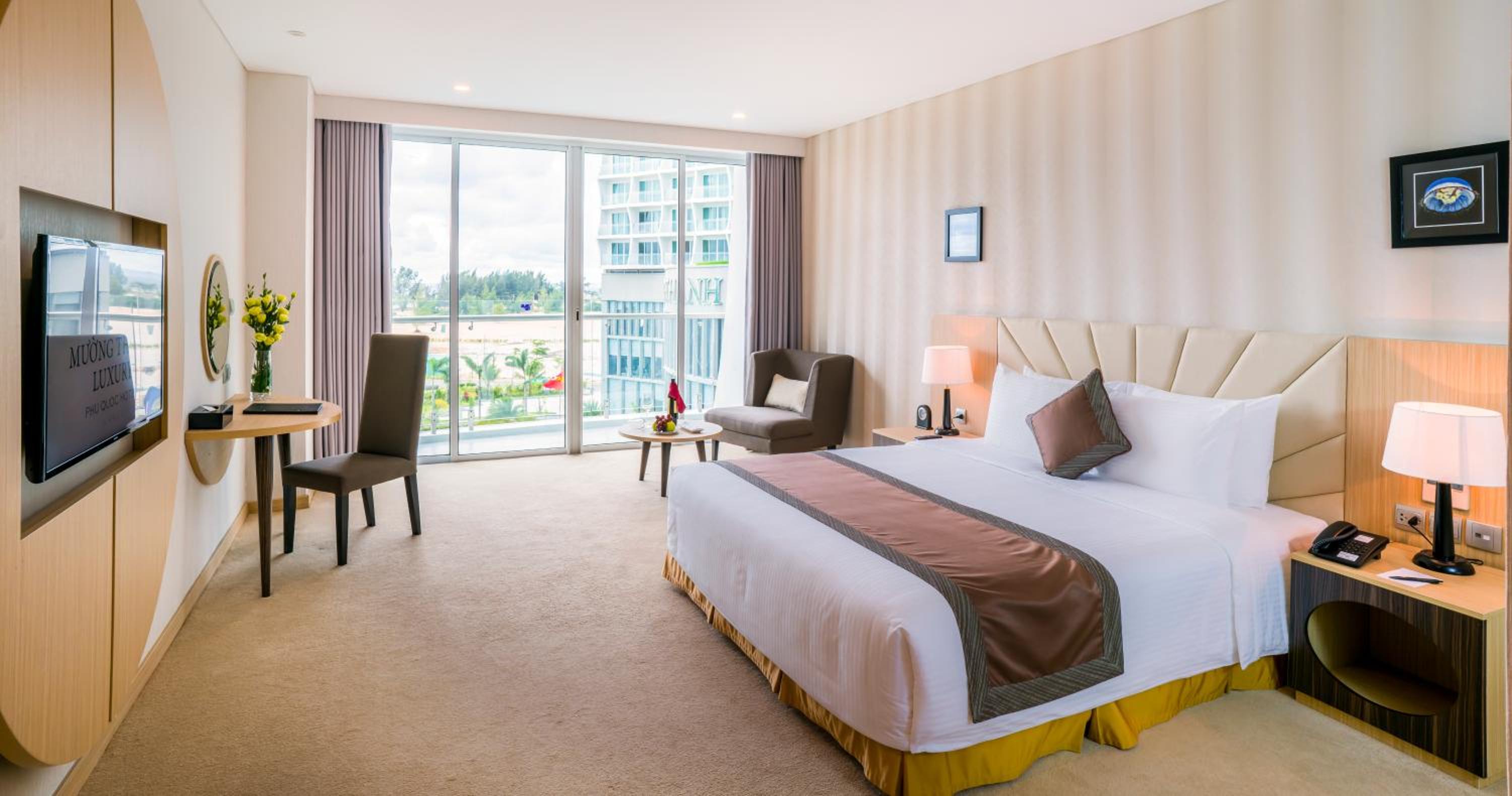 Deluxe King Room with Balcony and Sea View - High Floor