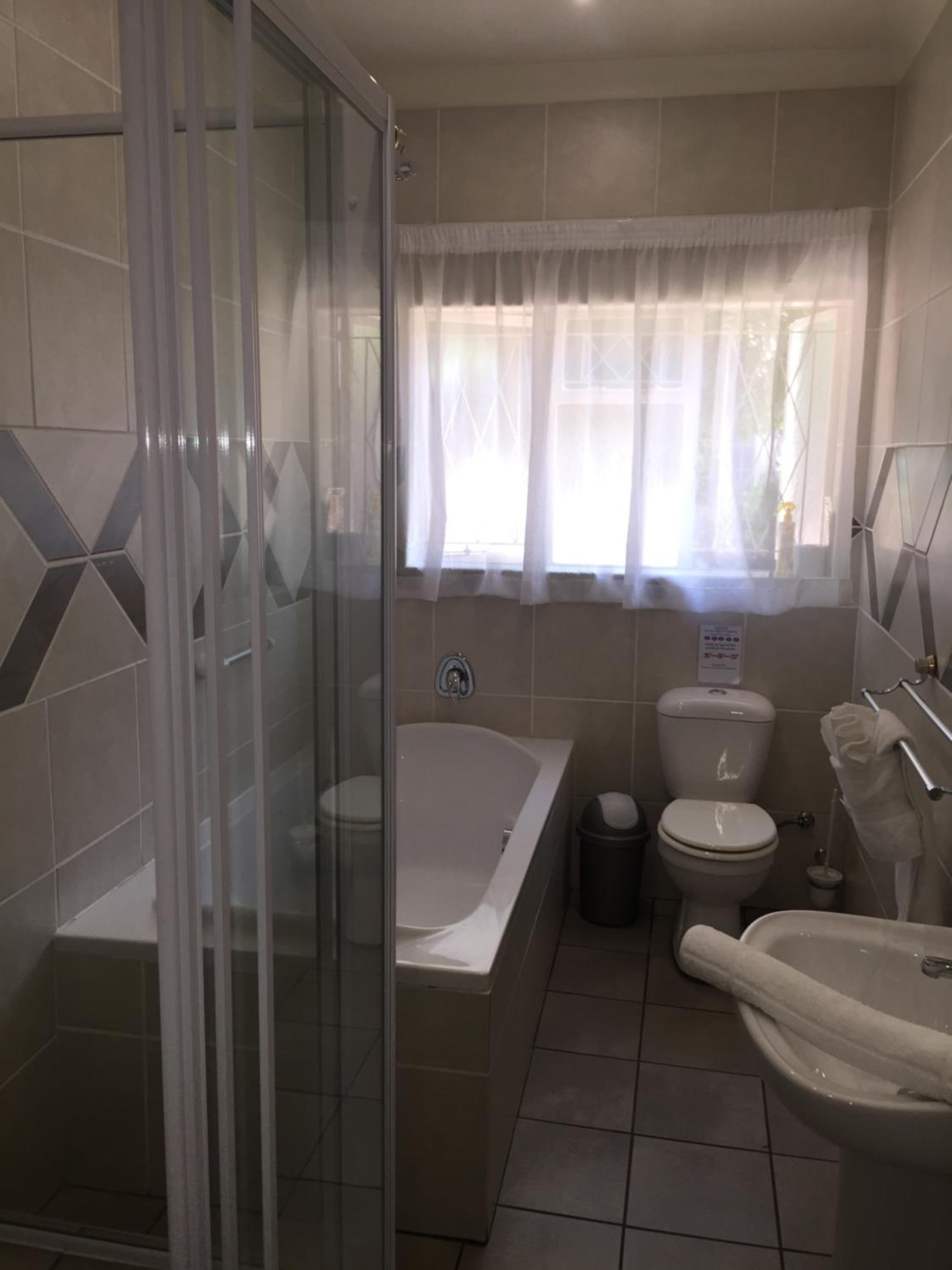 Deluxe King Suite photo 3