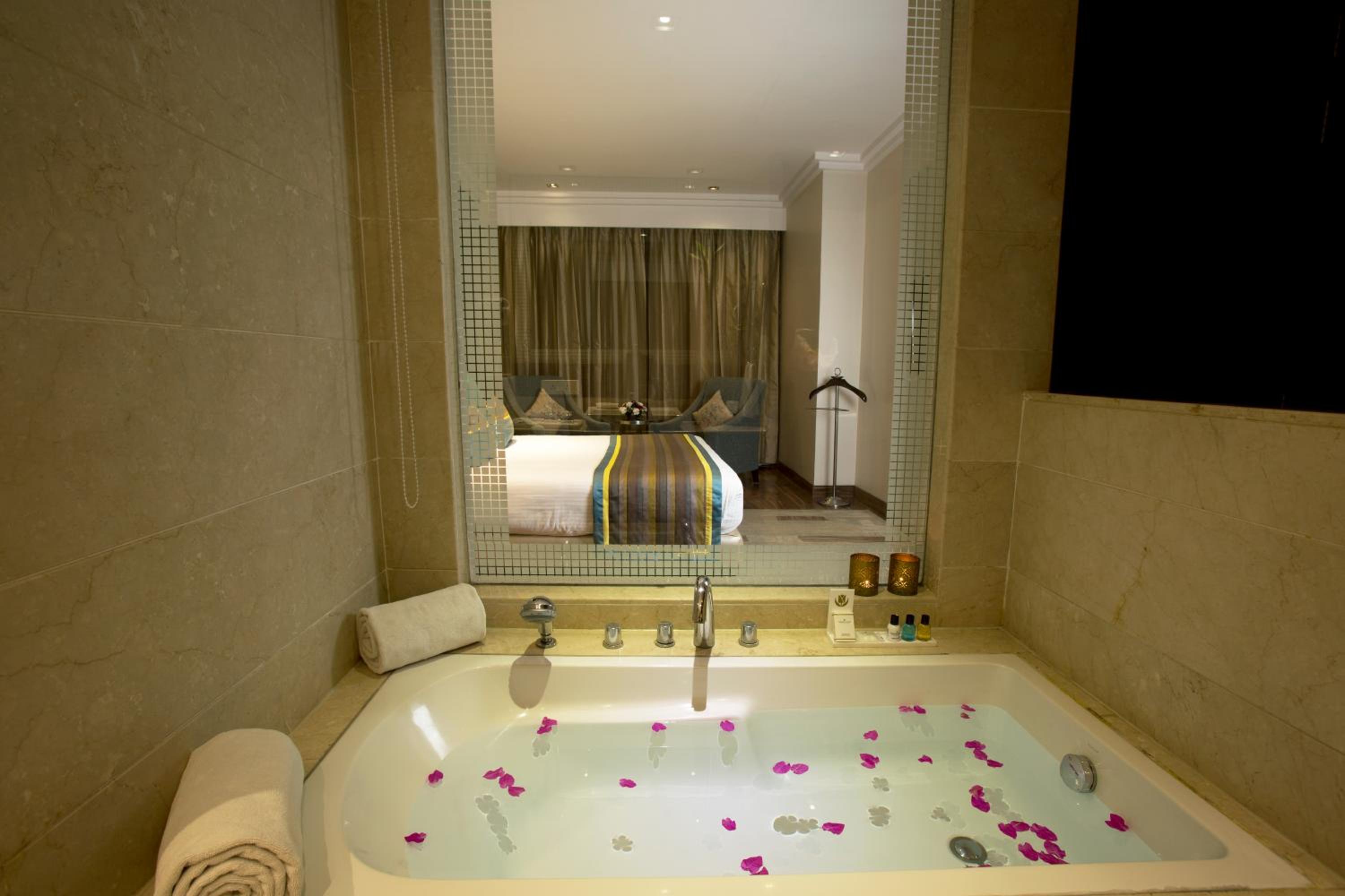Suite - Photo 10