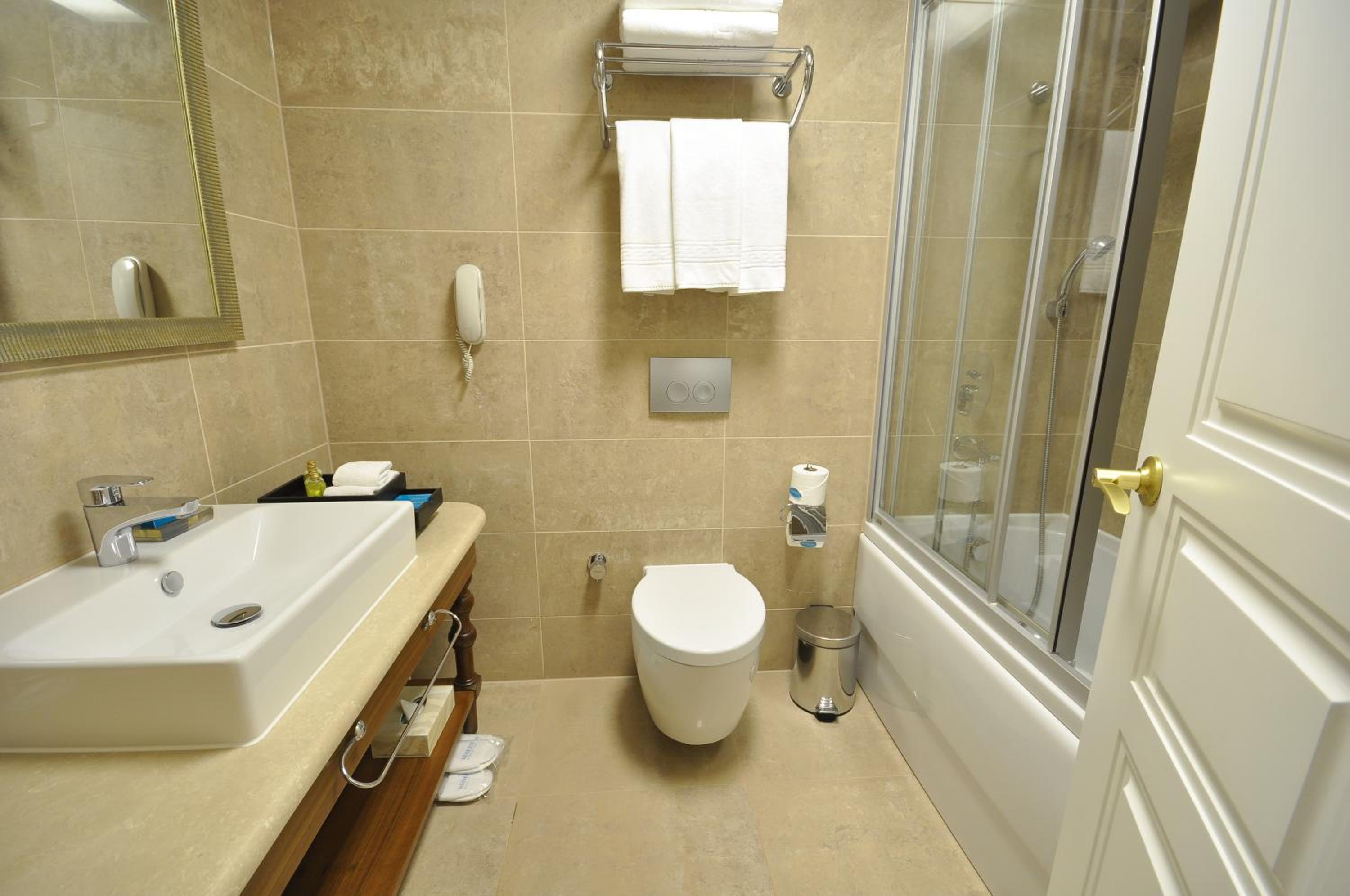 Family Room (One Bedroom) - Photo 2