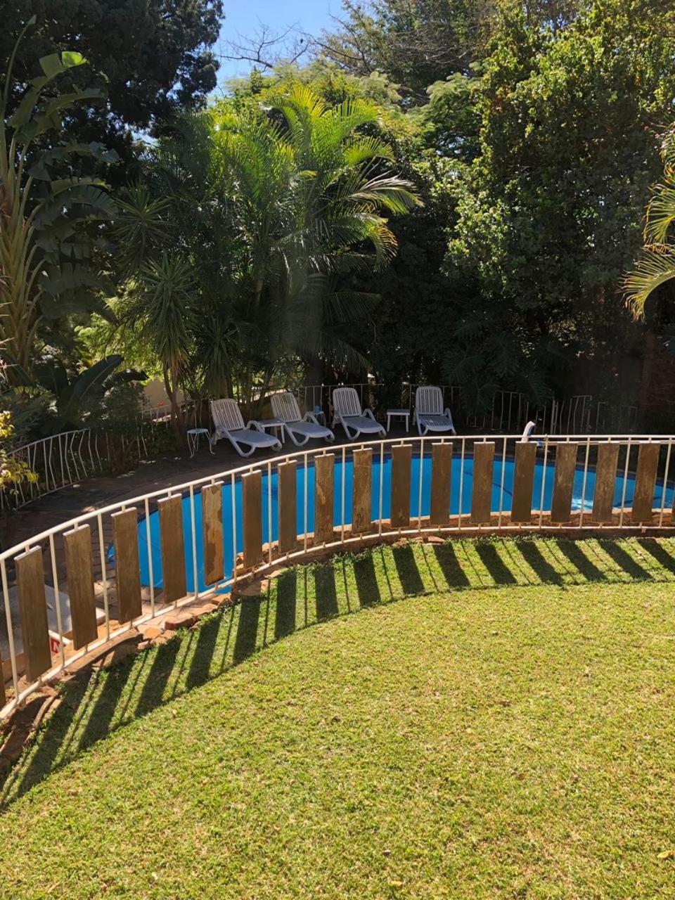 Queen Room with Pool View - Photo 11