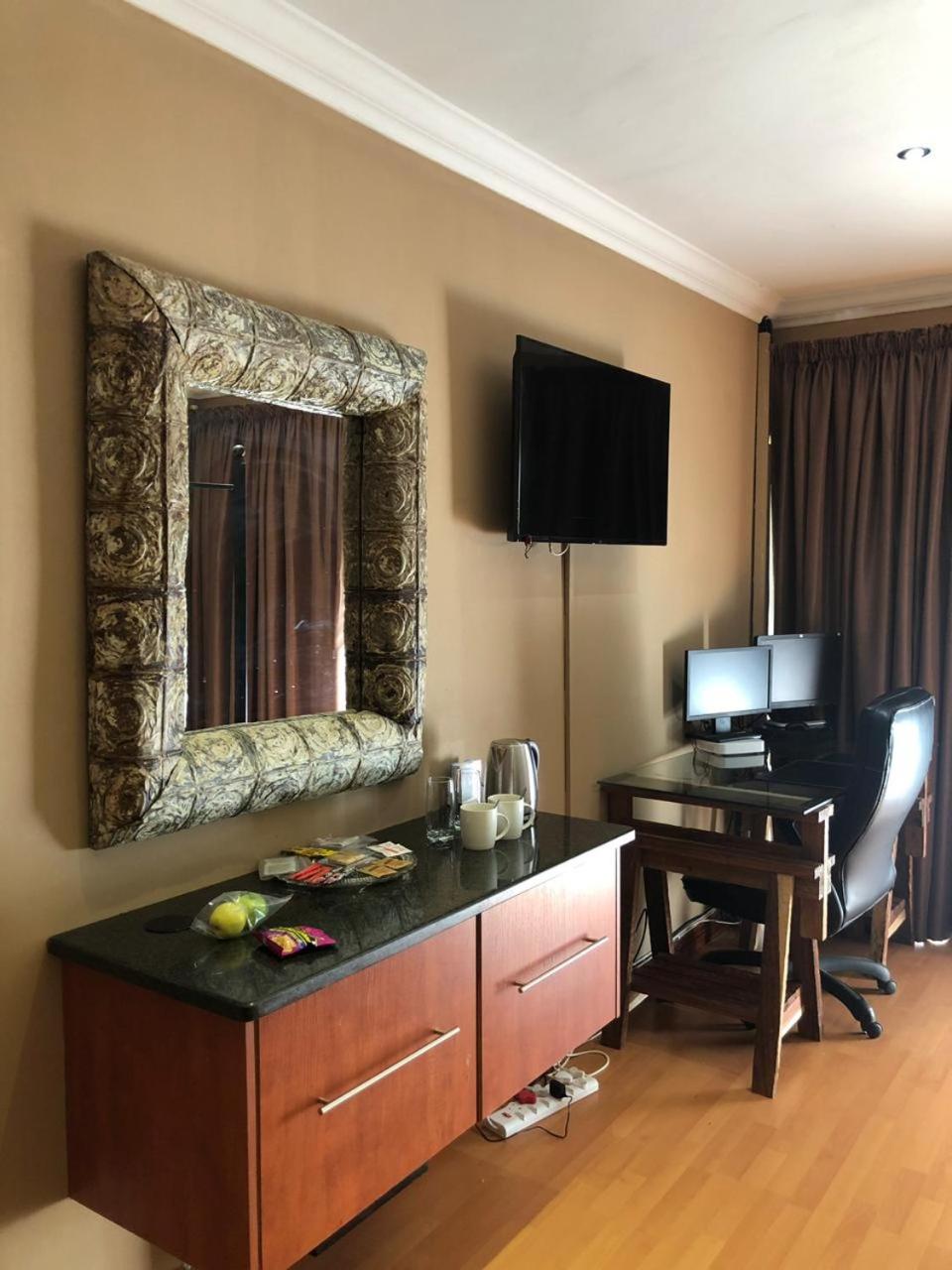 Queen Room with Pool View - Photo 10