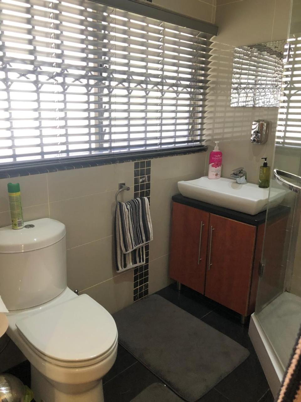Queen Room with Pool View - Photo 2