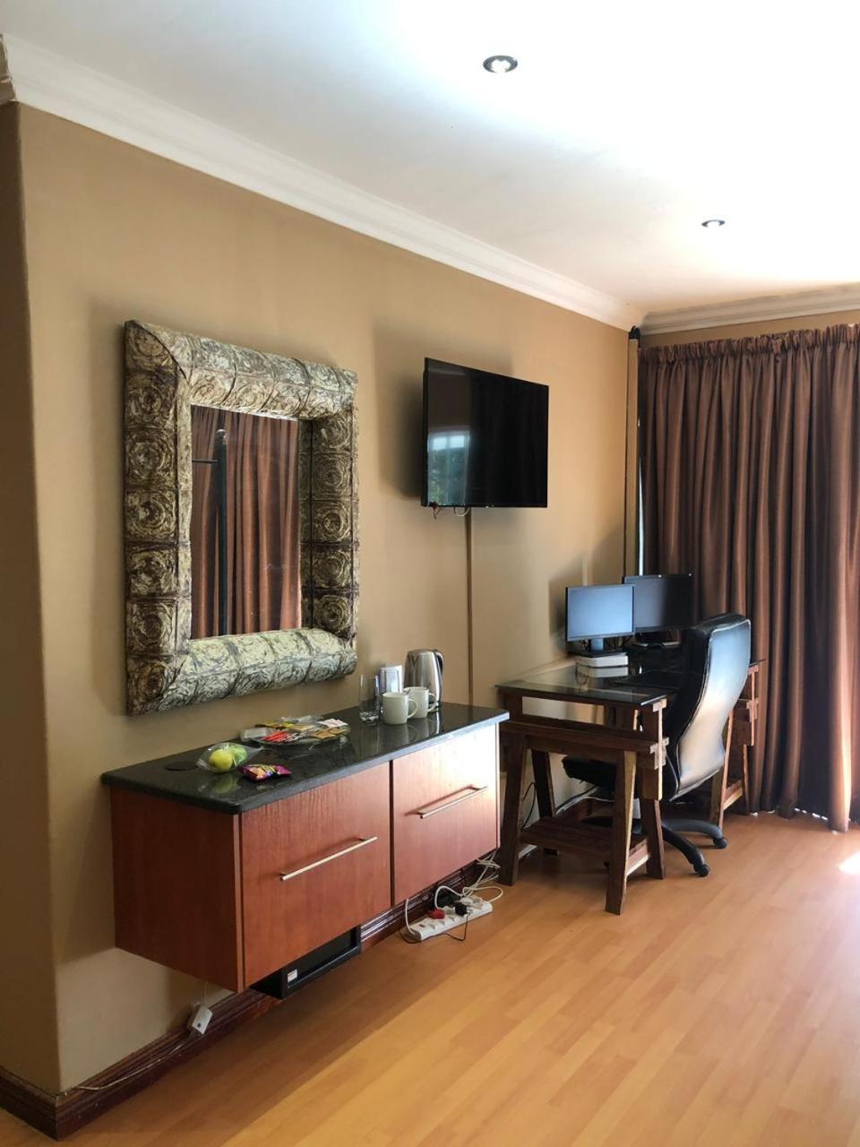 Queen Room with Pool View - Photo 4