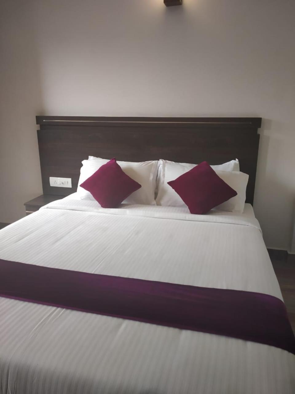 Queen Room with Balcony - Photo 8