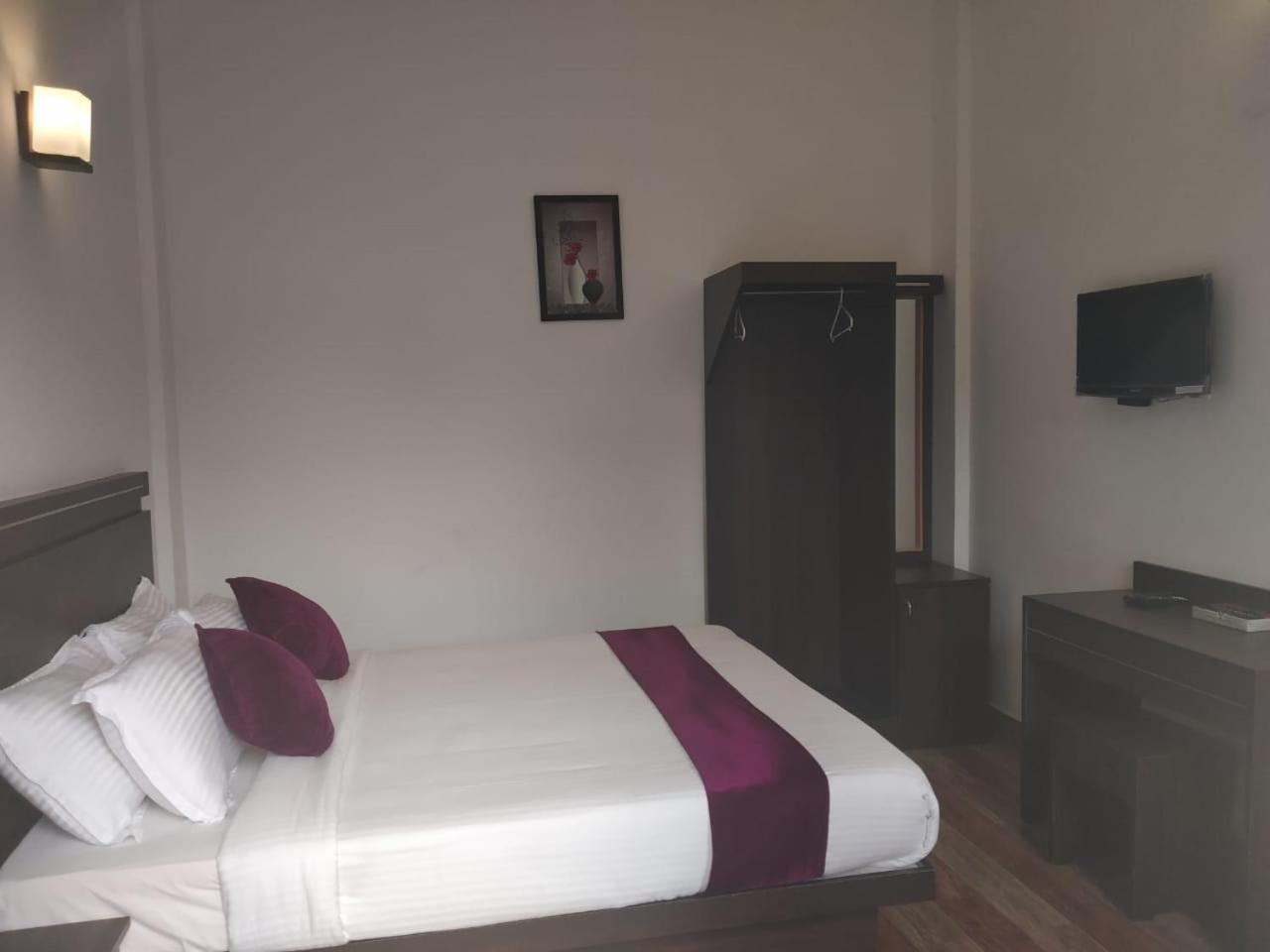 Queen Room - Photo 7