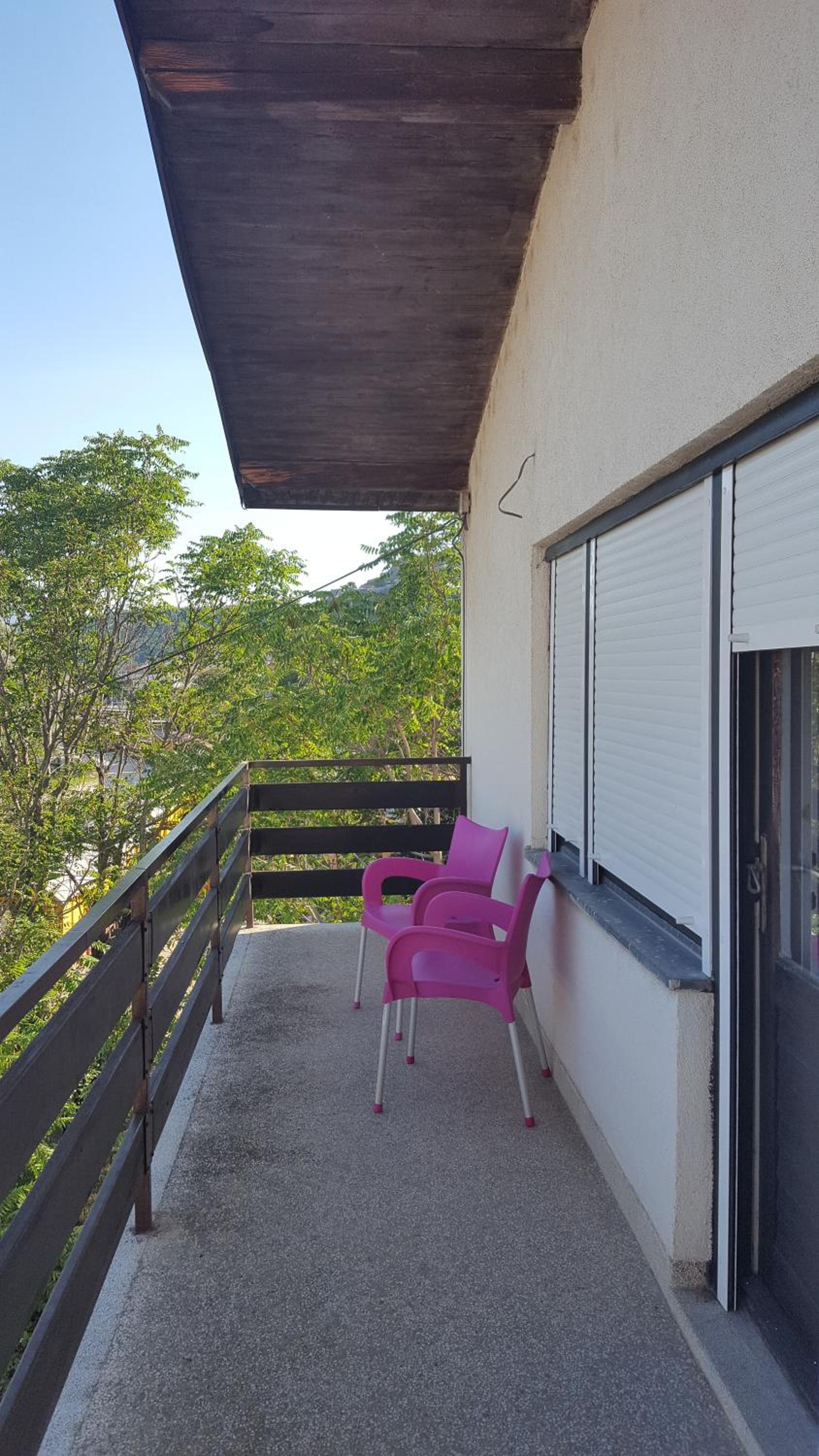 Apartment with Balcony - Photo 5