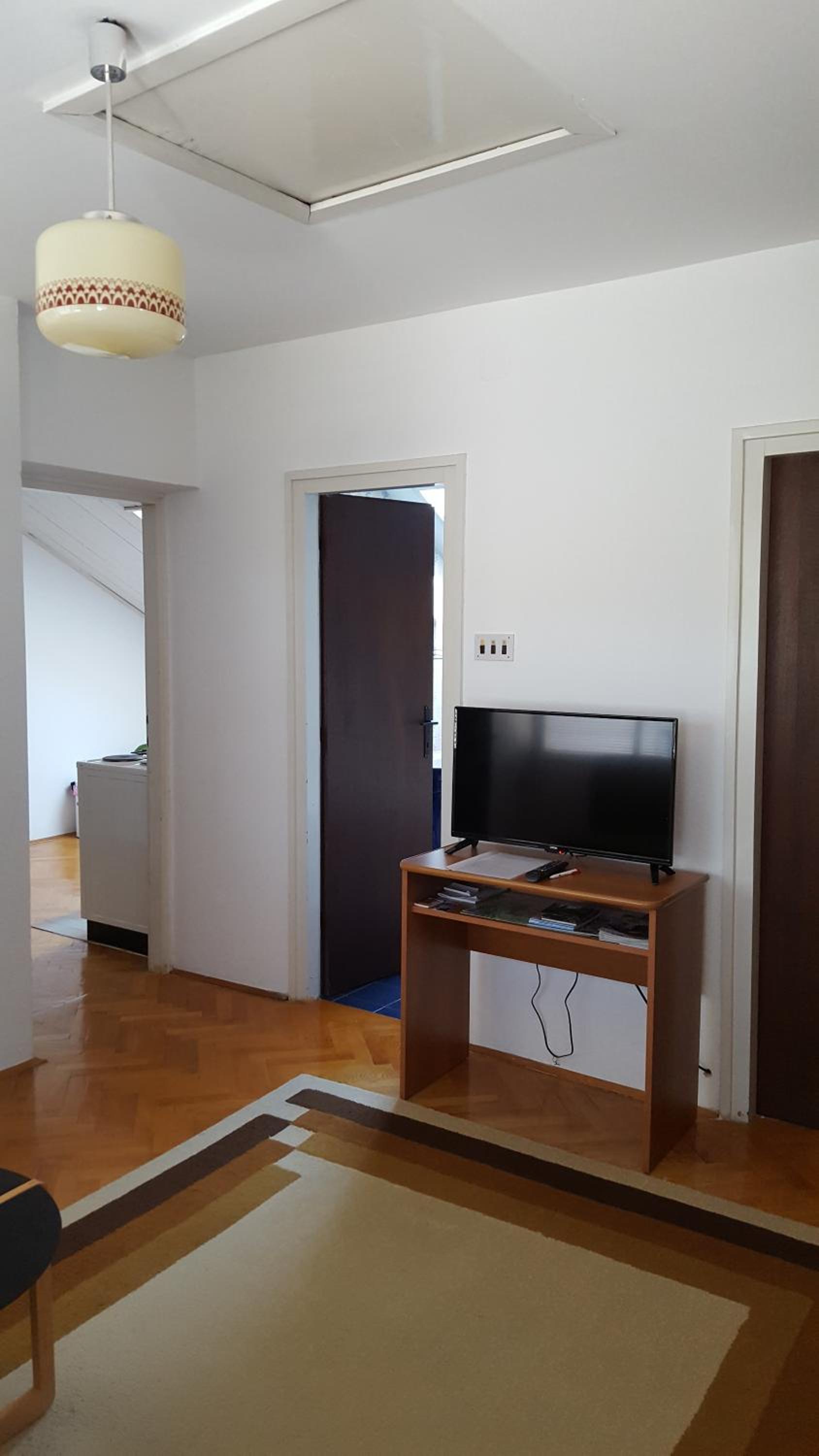 Apartment with Balcony - Photo 6