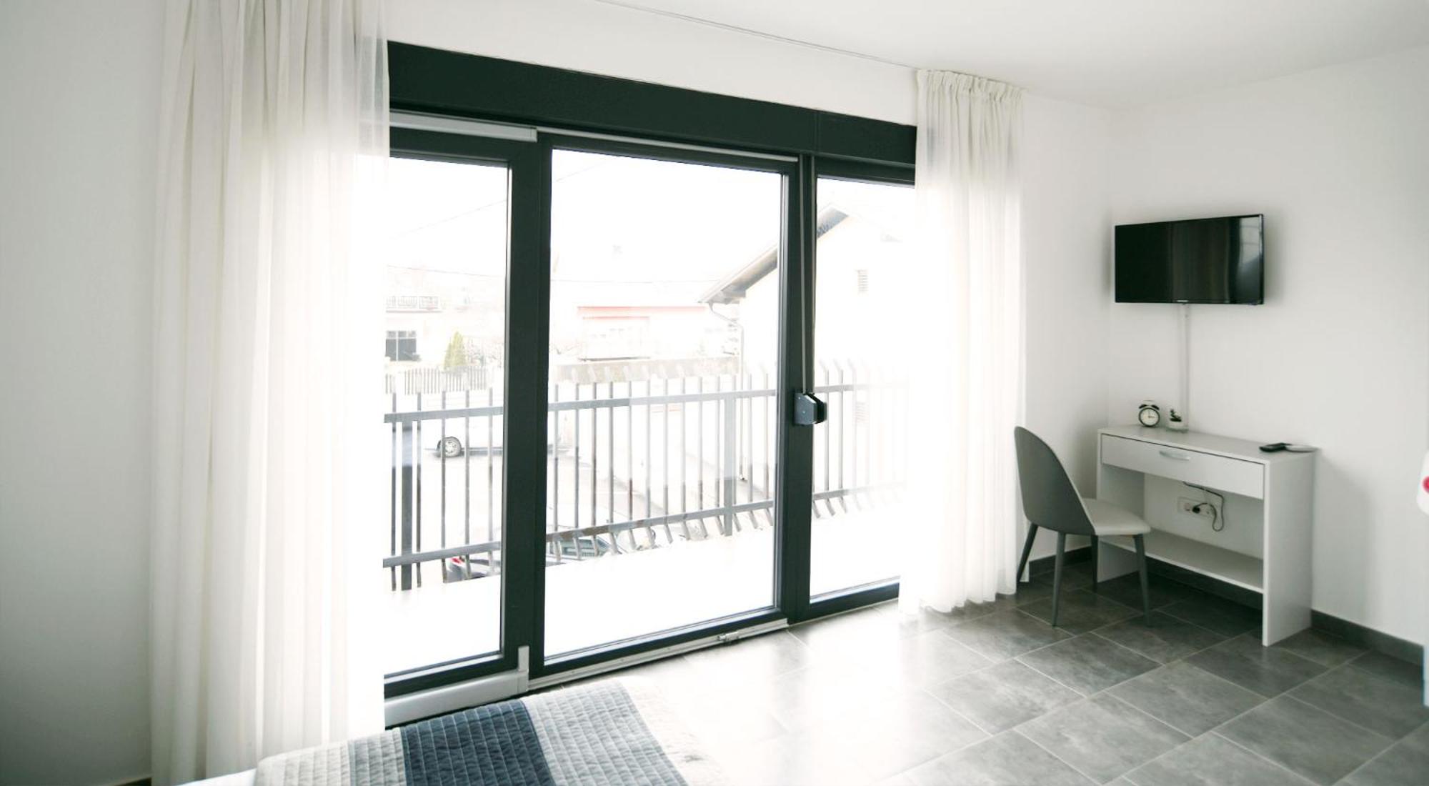 Double Room with Balcony - Photo 2