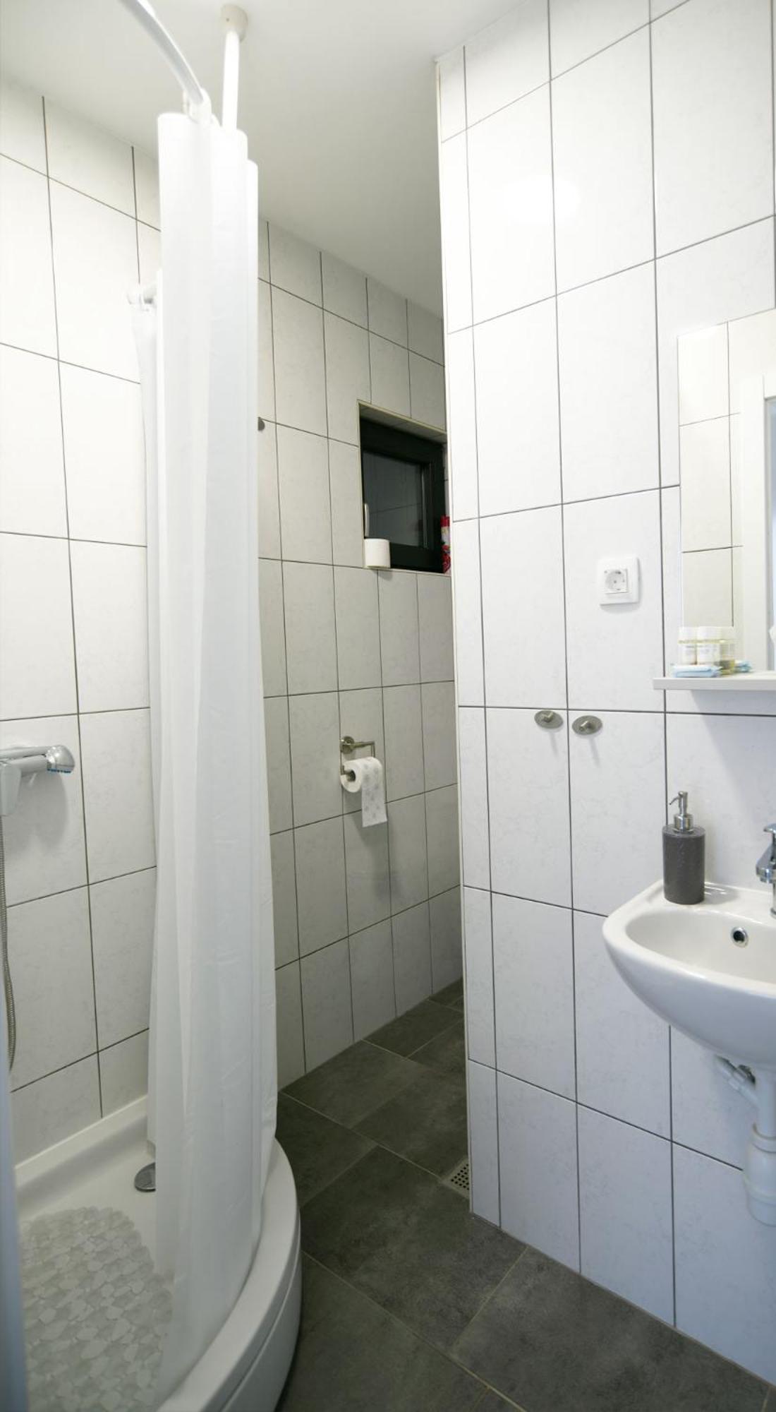 Double Room with Balcony - Photo 4