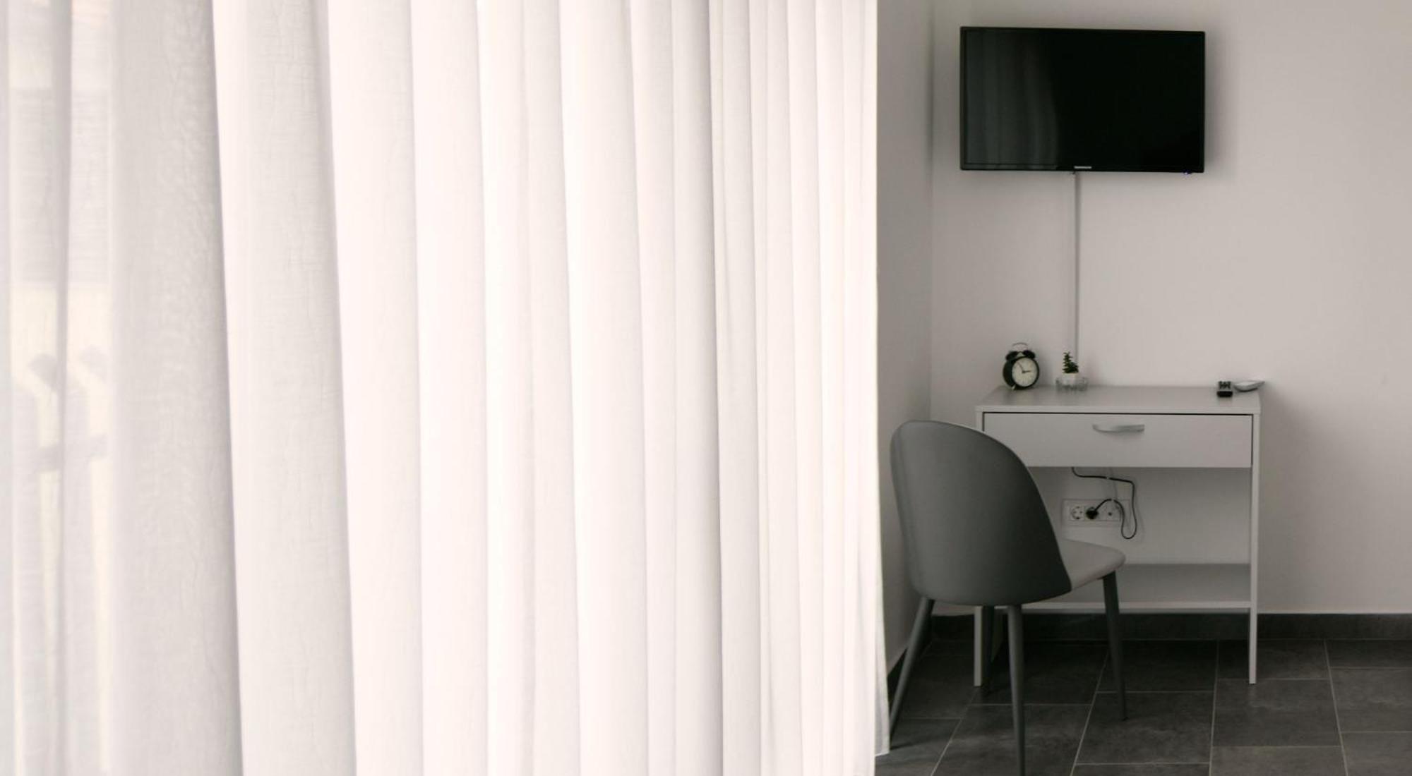 Double Room with Balcony - Photo 8