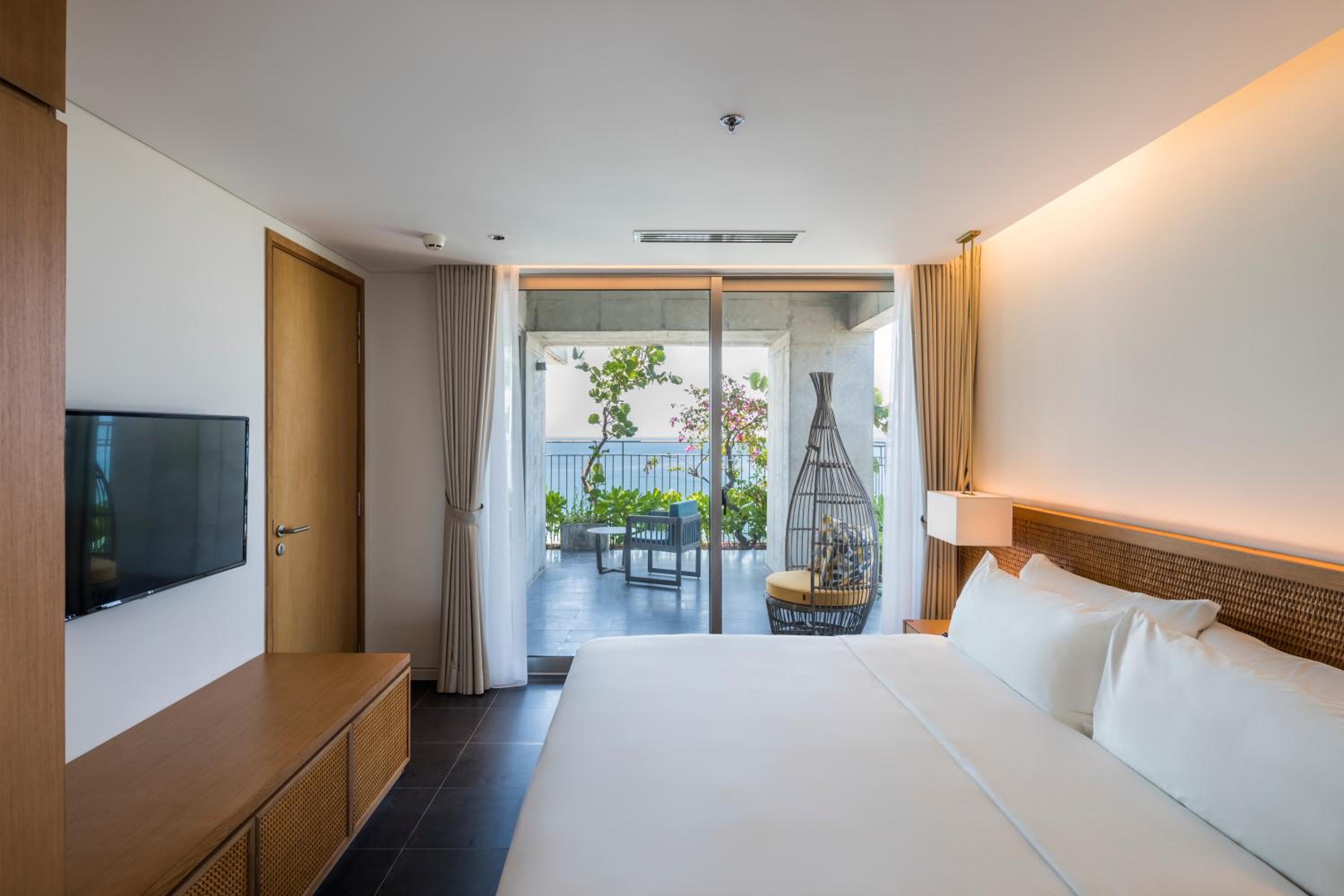 Two-Bedroom Apartment with Balcony and Sea View - Photo 6