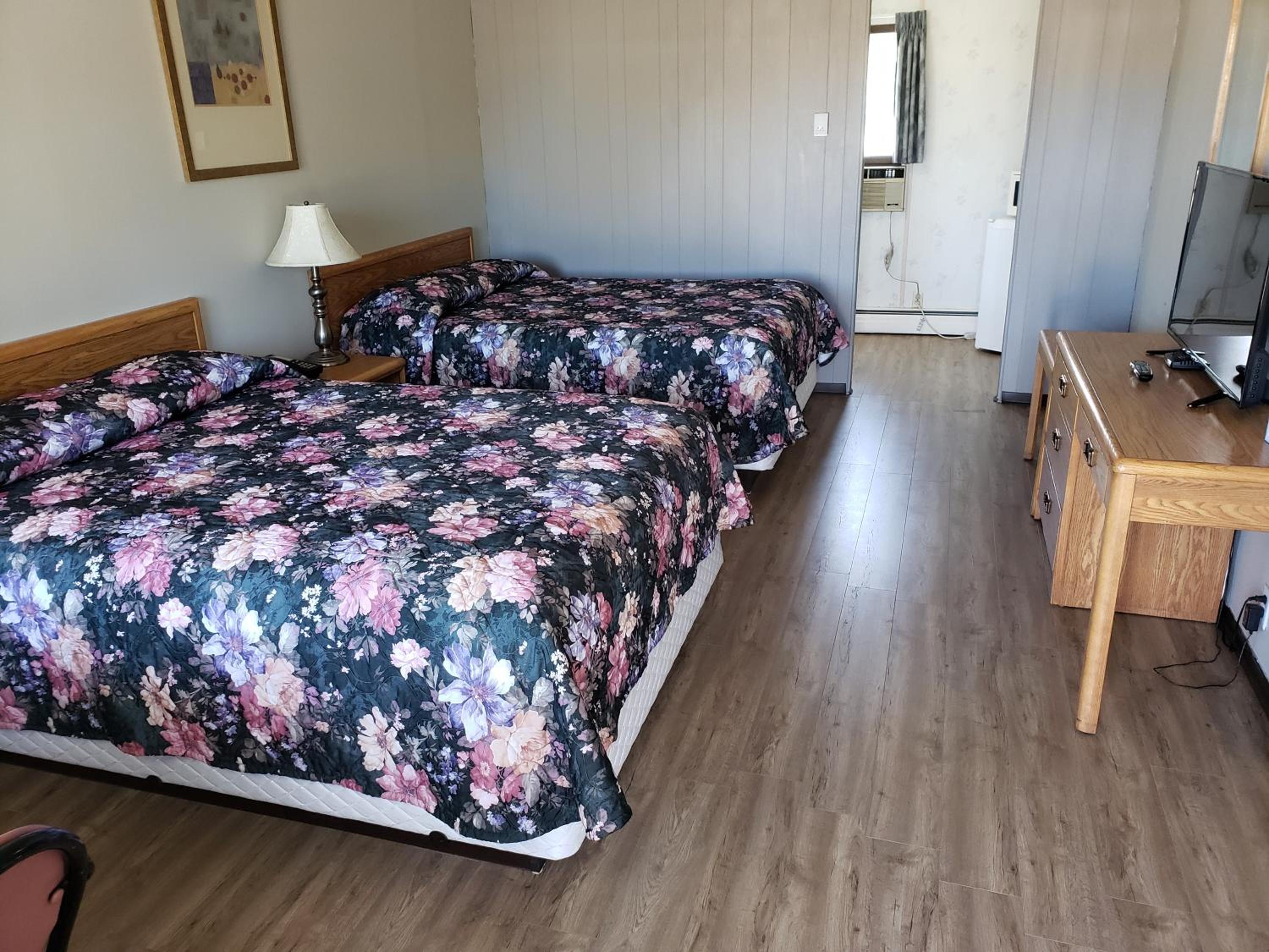 Queen Room with Two Queen Beds photo 1