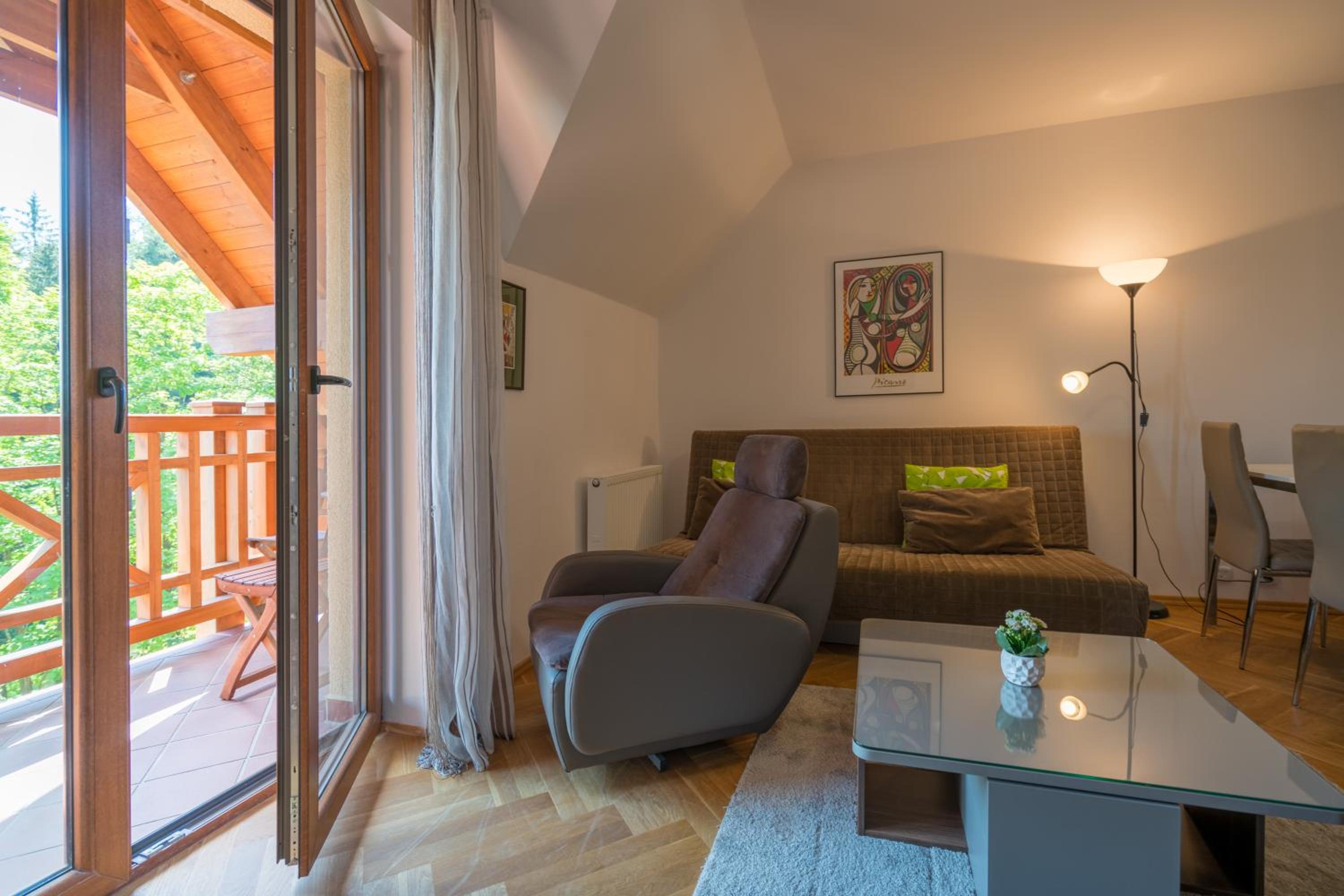 Apartment with Mountain View - Photo 1