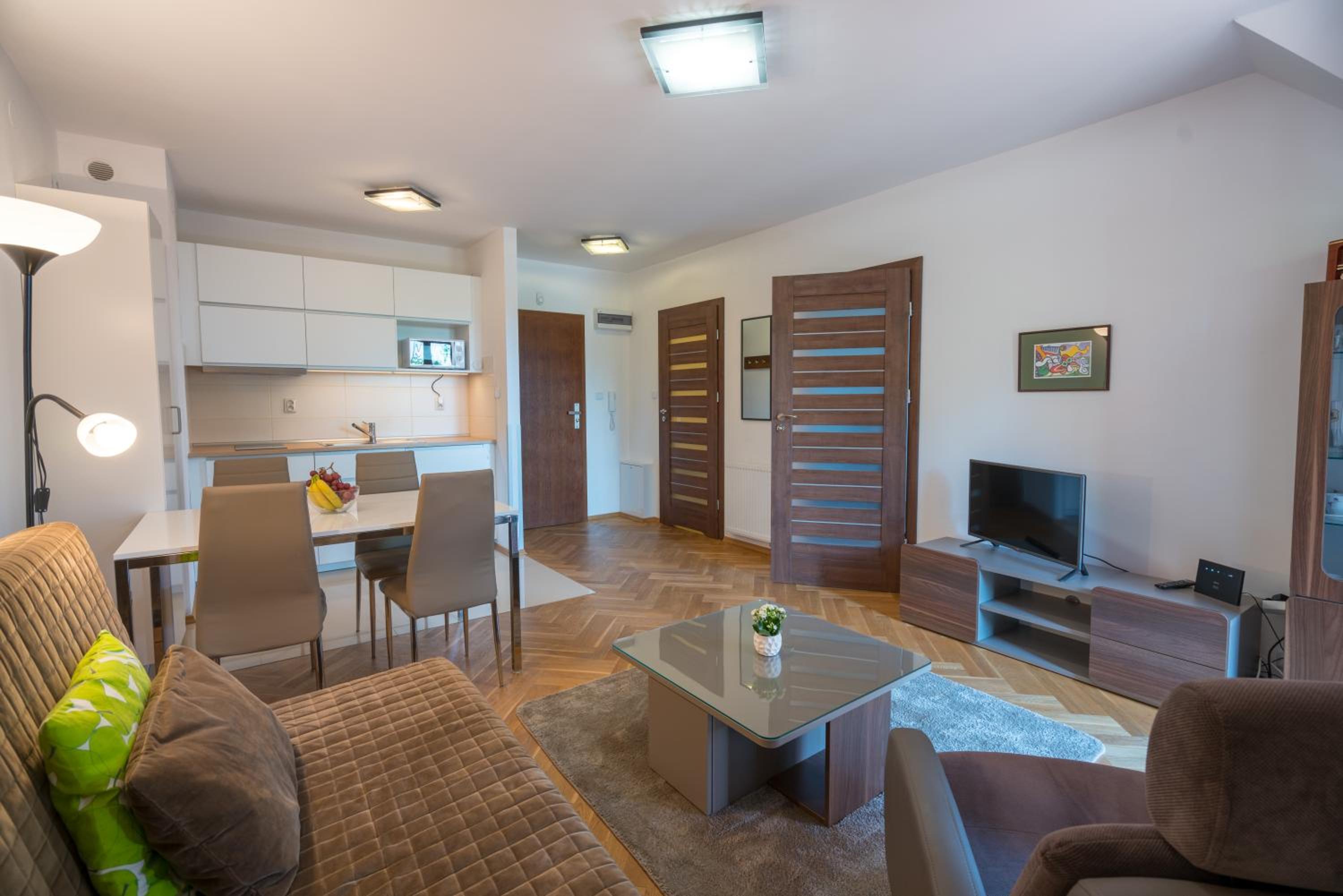 Apartment with Mountain View - Photo 2