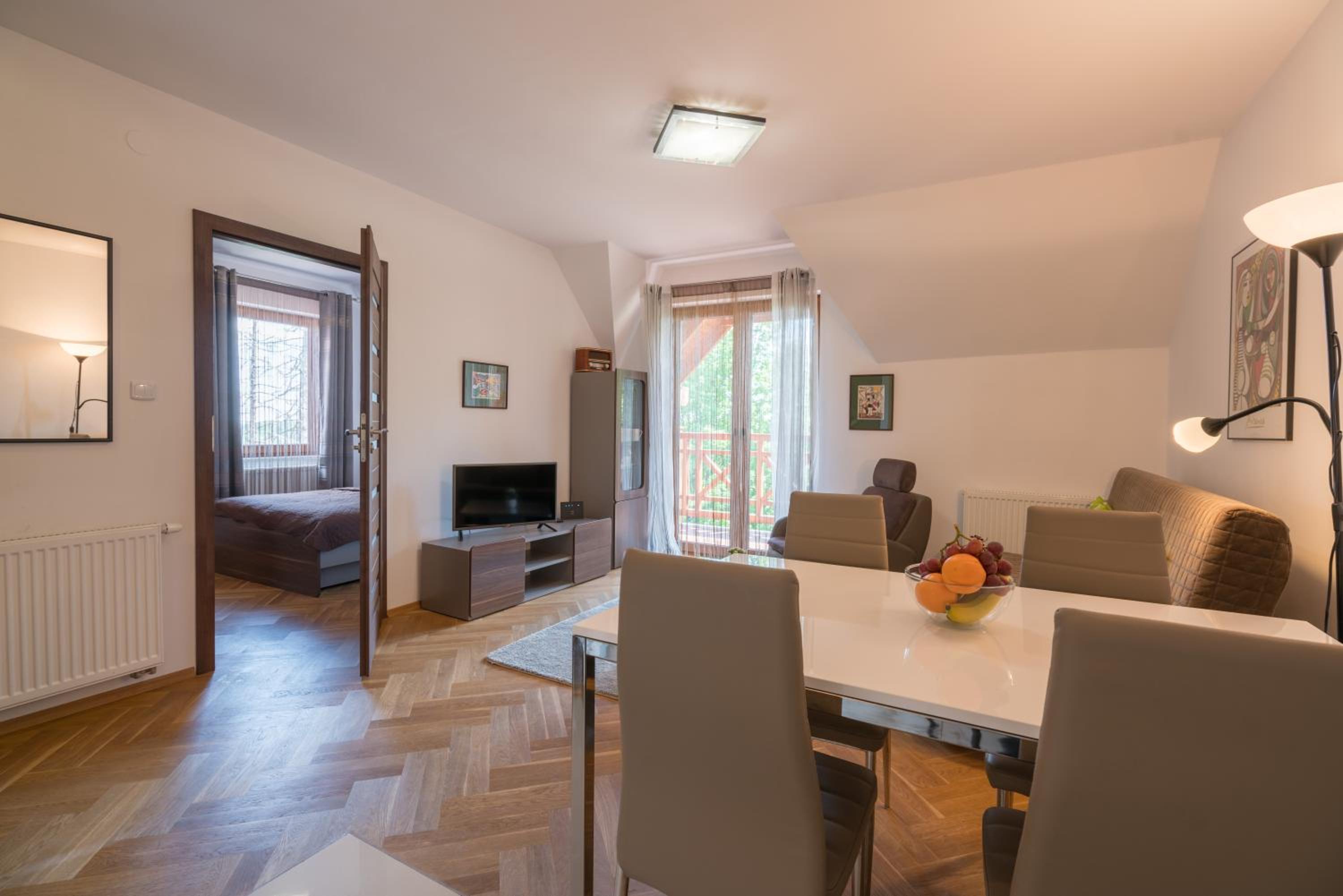 Apartment with Mountain View - Photo 3
