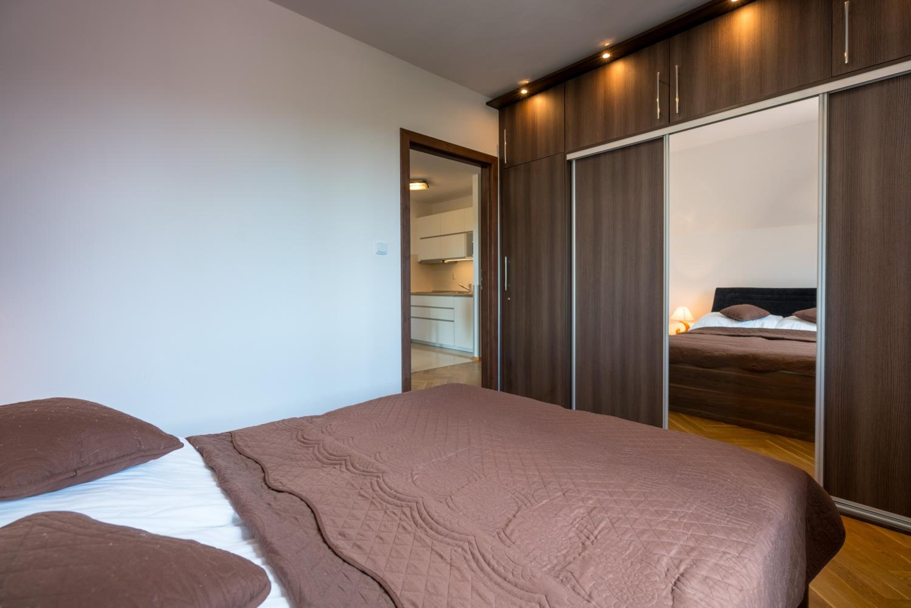 Apartment with Mountain View - Photo 5