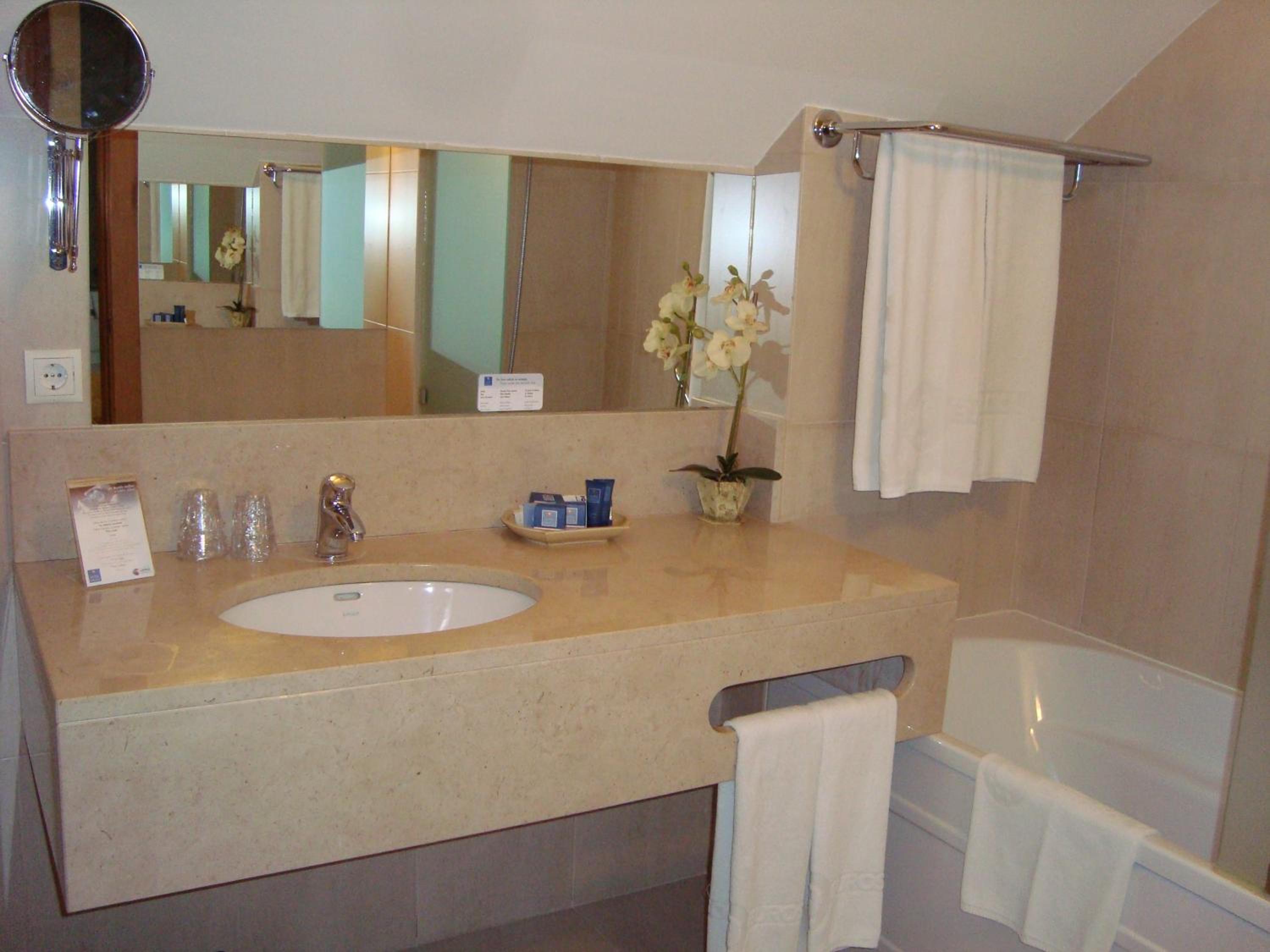Standard Twin Room - Photo 8