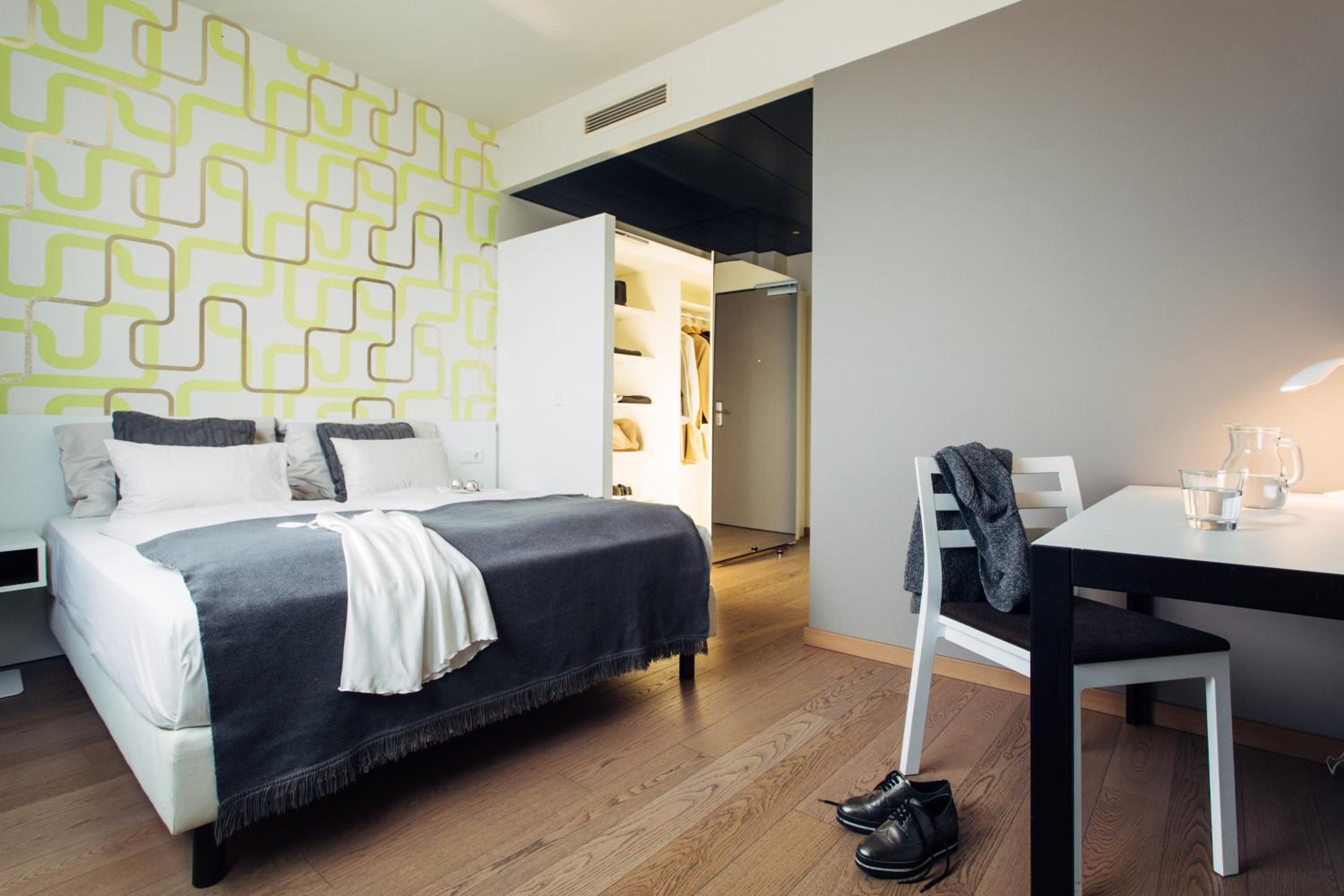One-Bedroom Apartment thumbnail 6