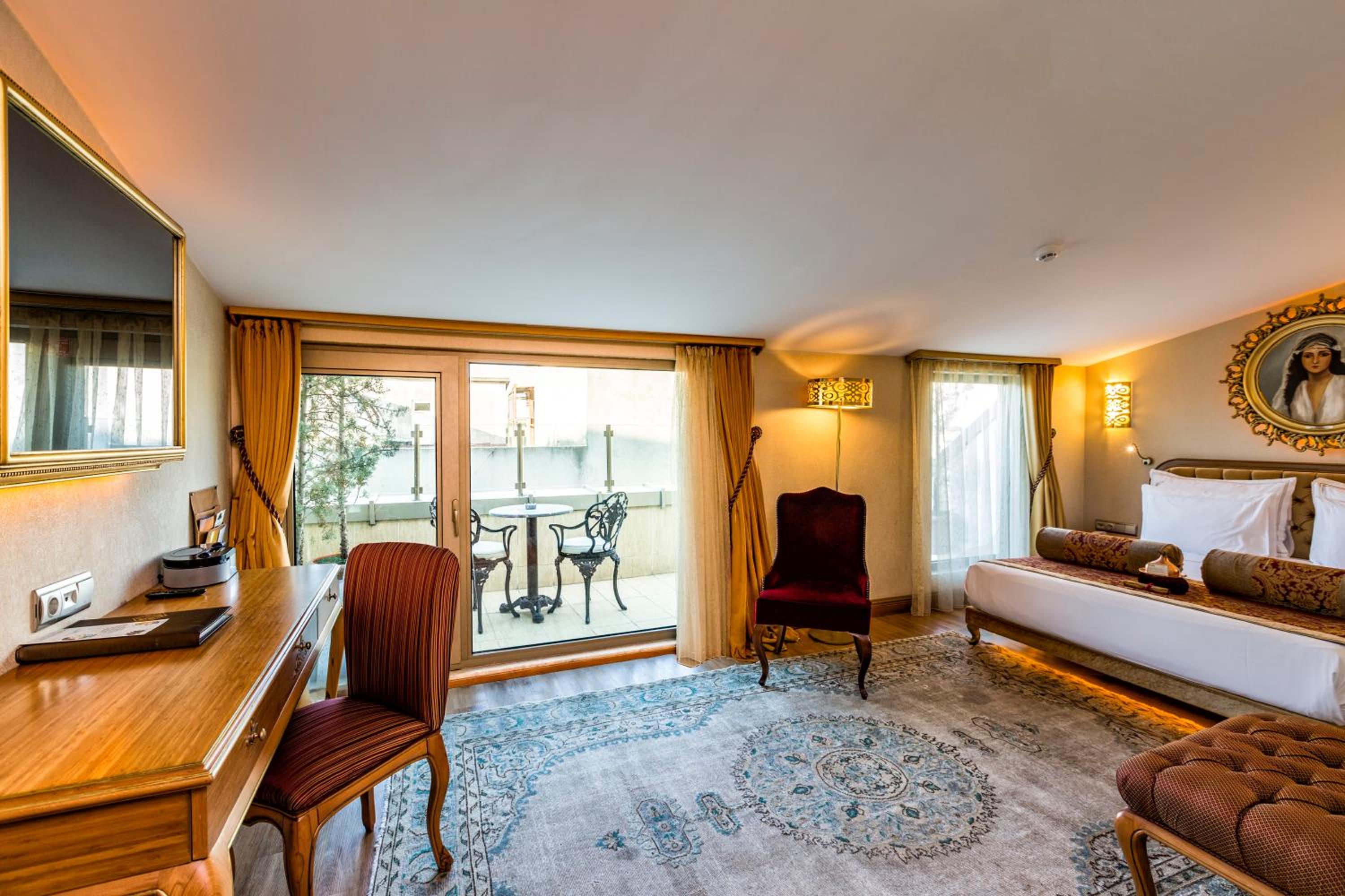 Deluxe Double Room with Balcony photo 2