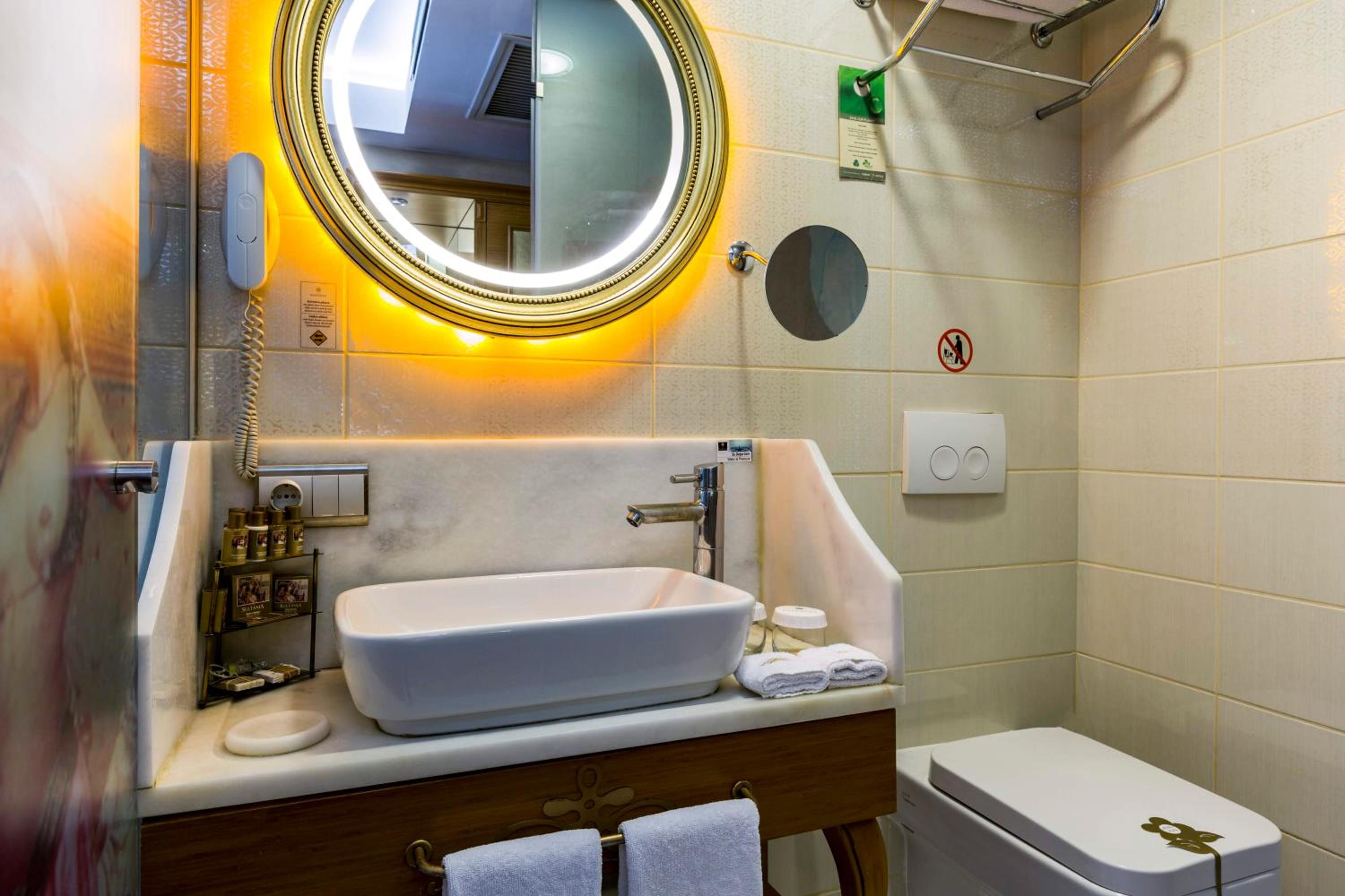 Deluxe Double Room with Balcony photo 3