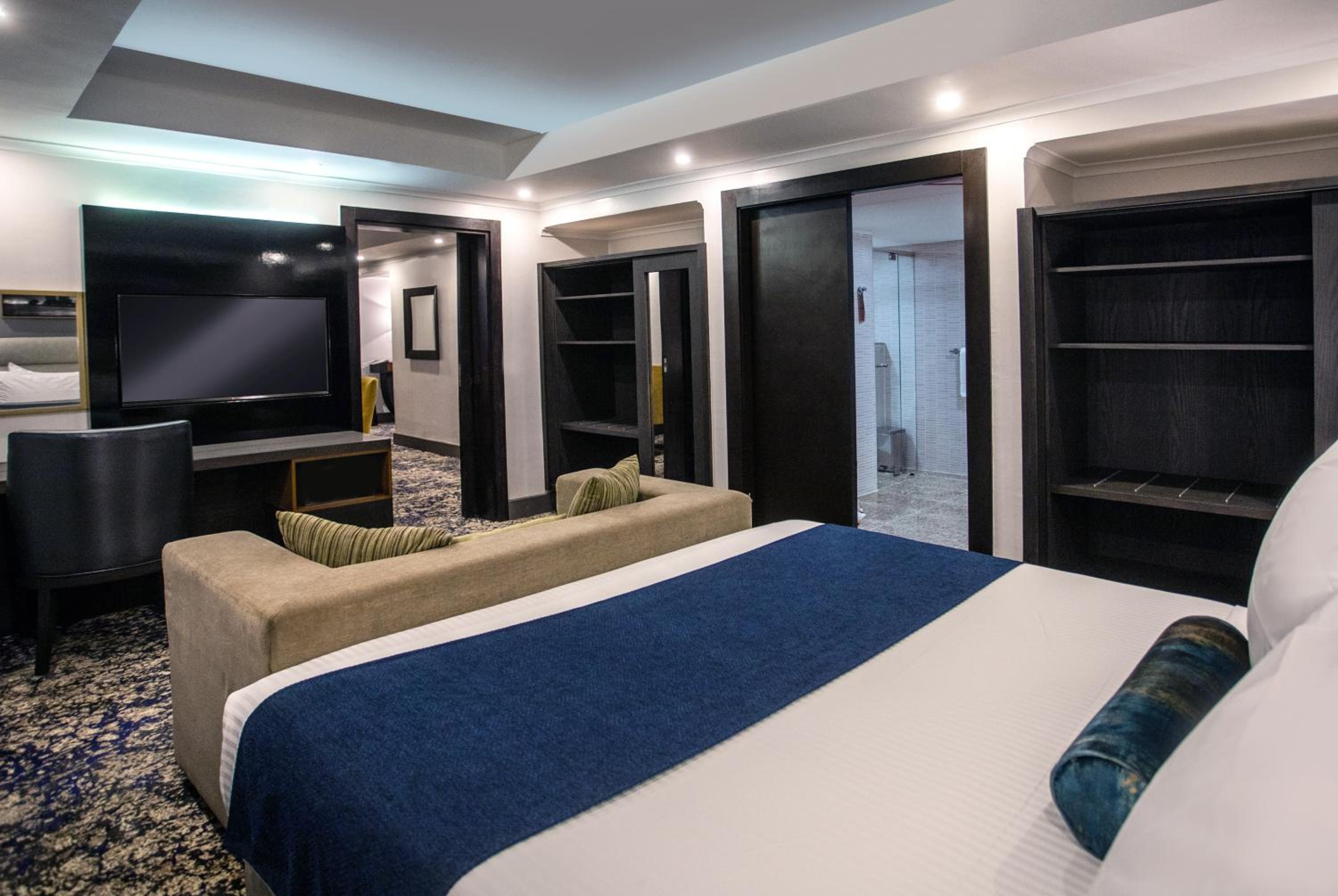Deluxe King Room - Photo 4