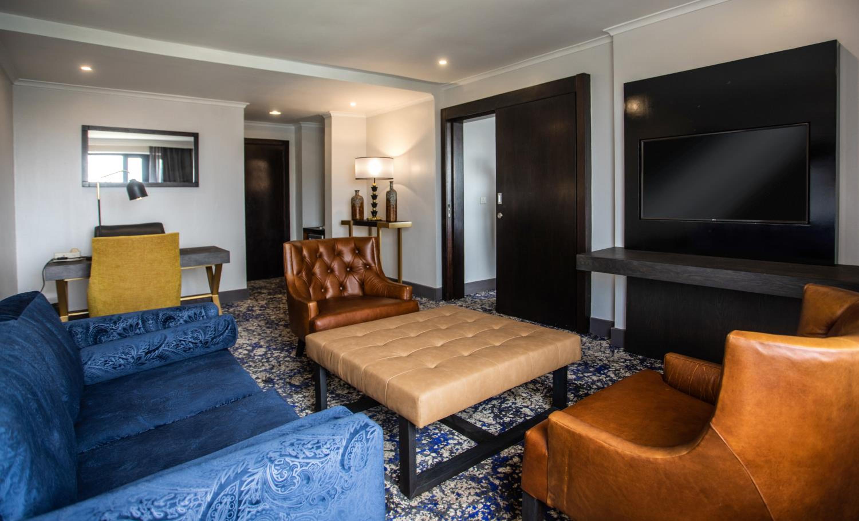Executive Suite with One King Bed - Photo 4