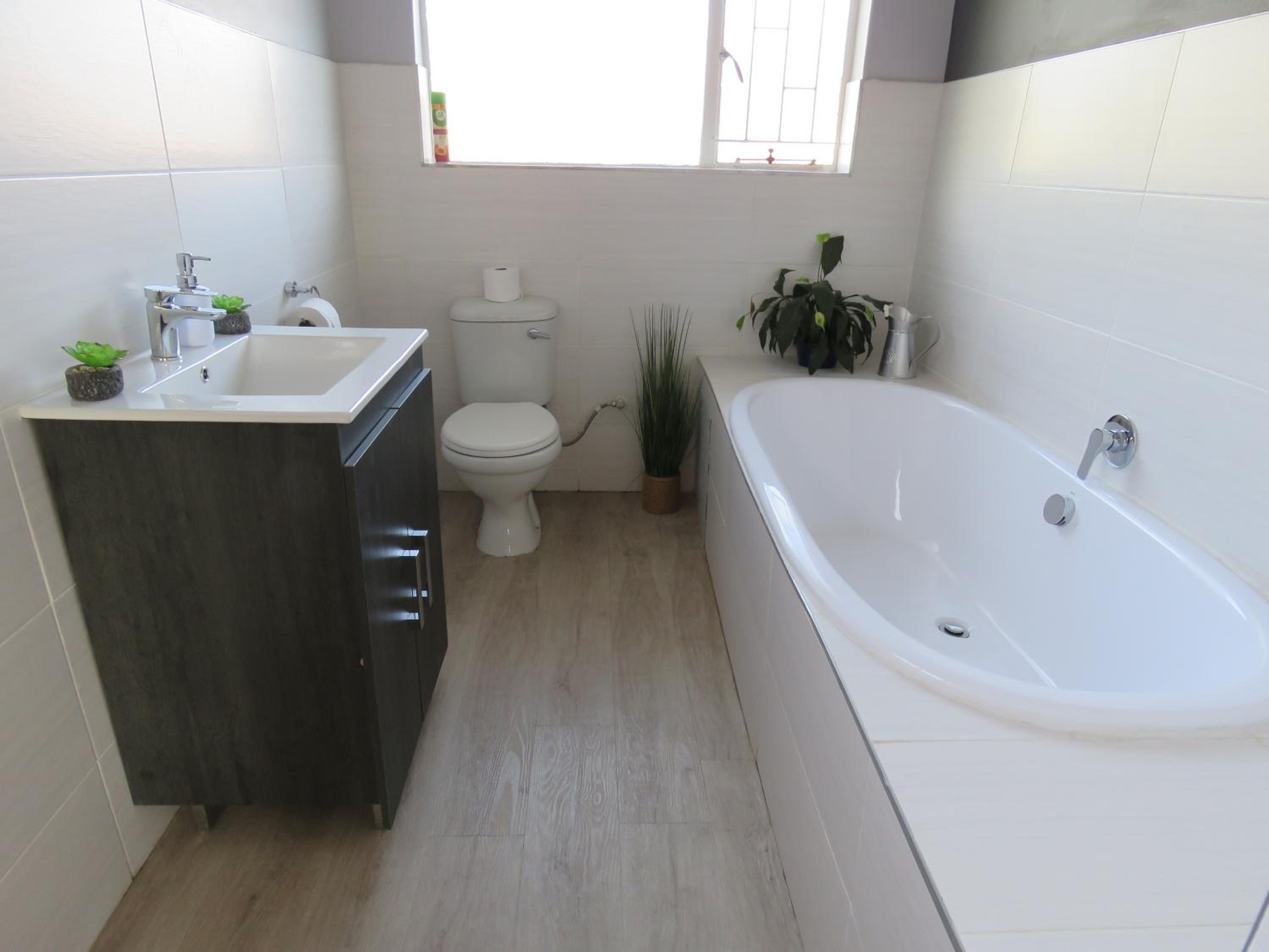 Standard King Room - Photo 10