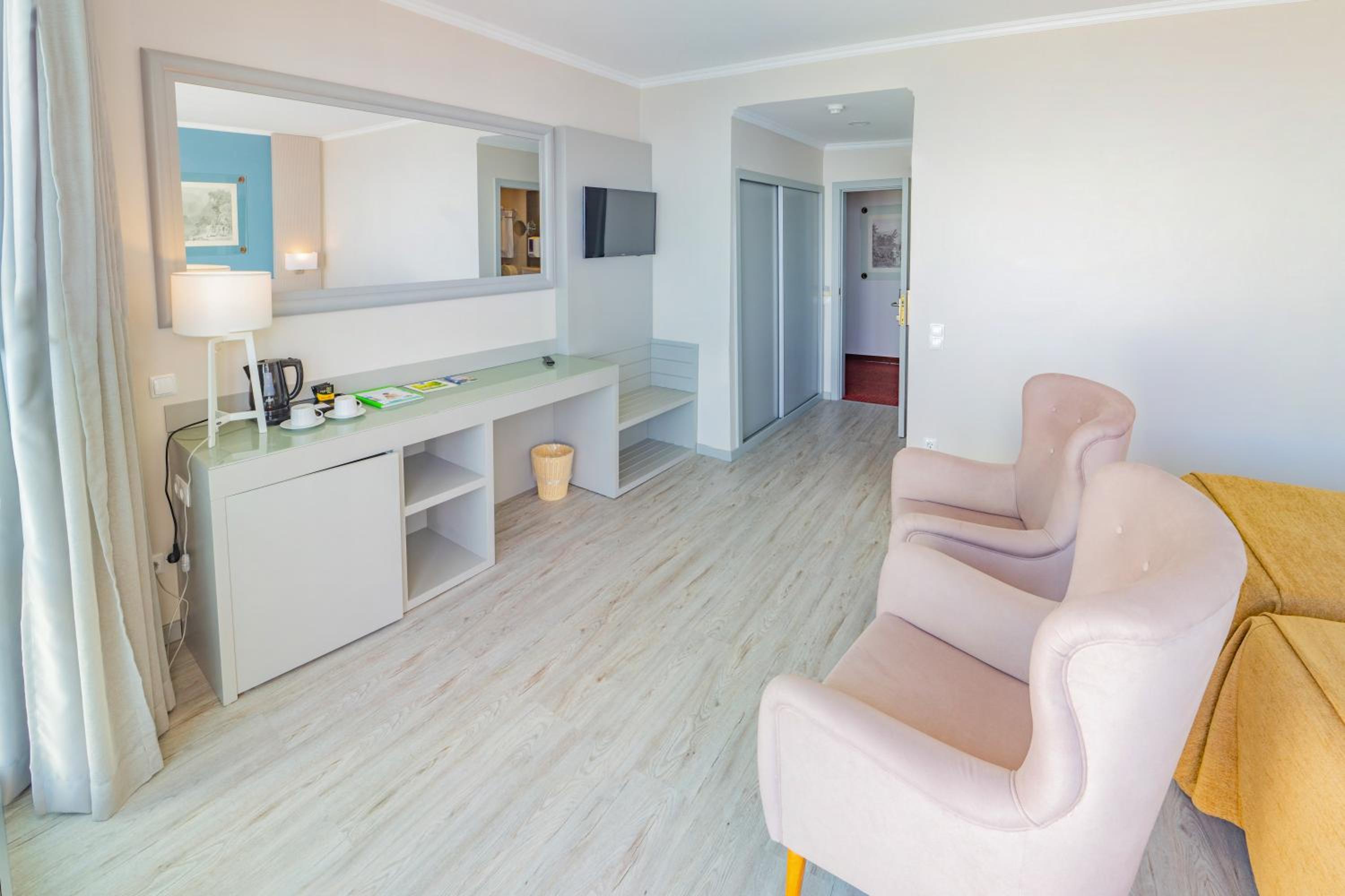 Deluxe Double or Twin Room with Ocean View - Photo 1