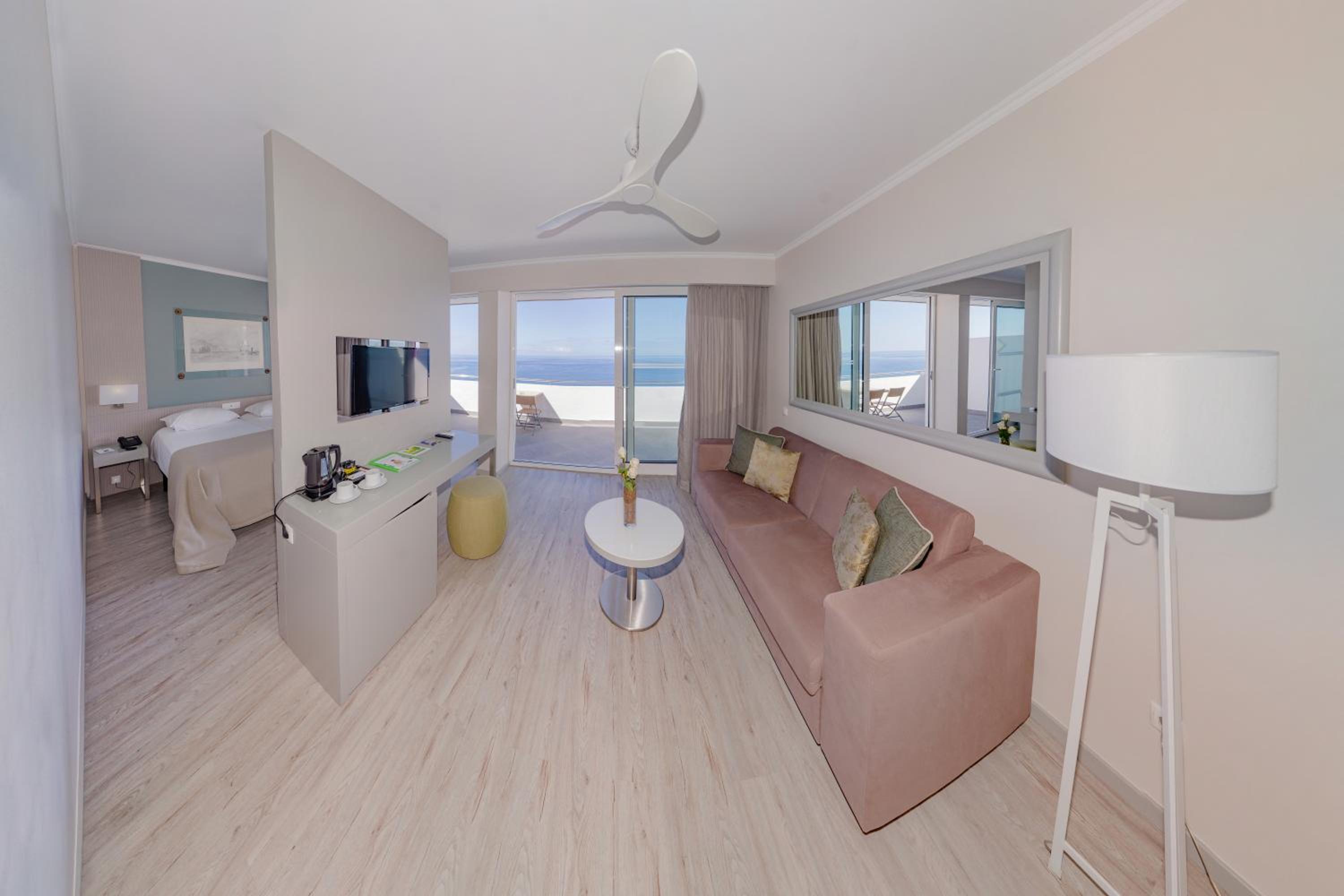 Deluxe Junior Suite - Photo 4