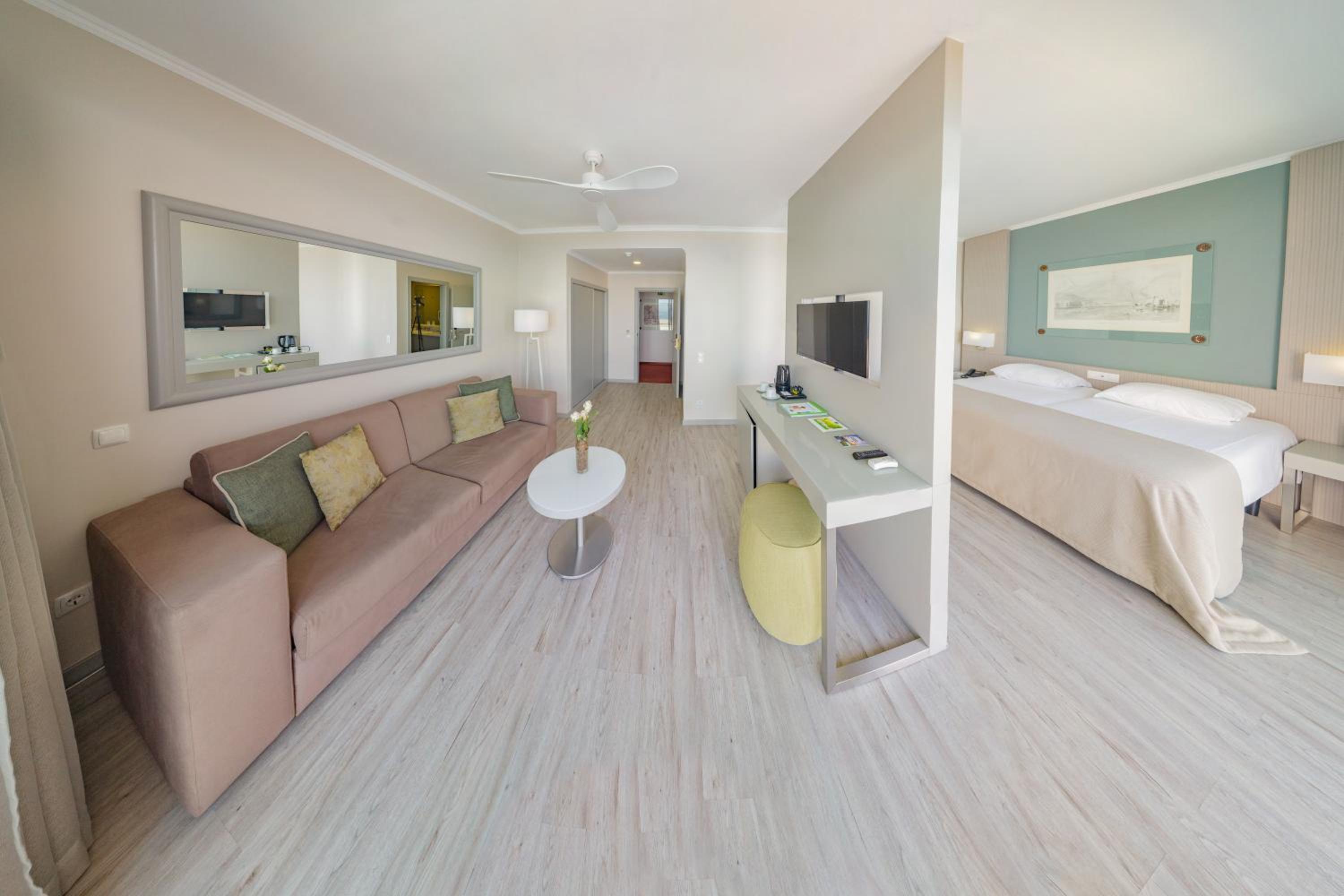 Deluxe Junior Suite - Photo 5