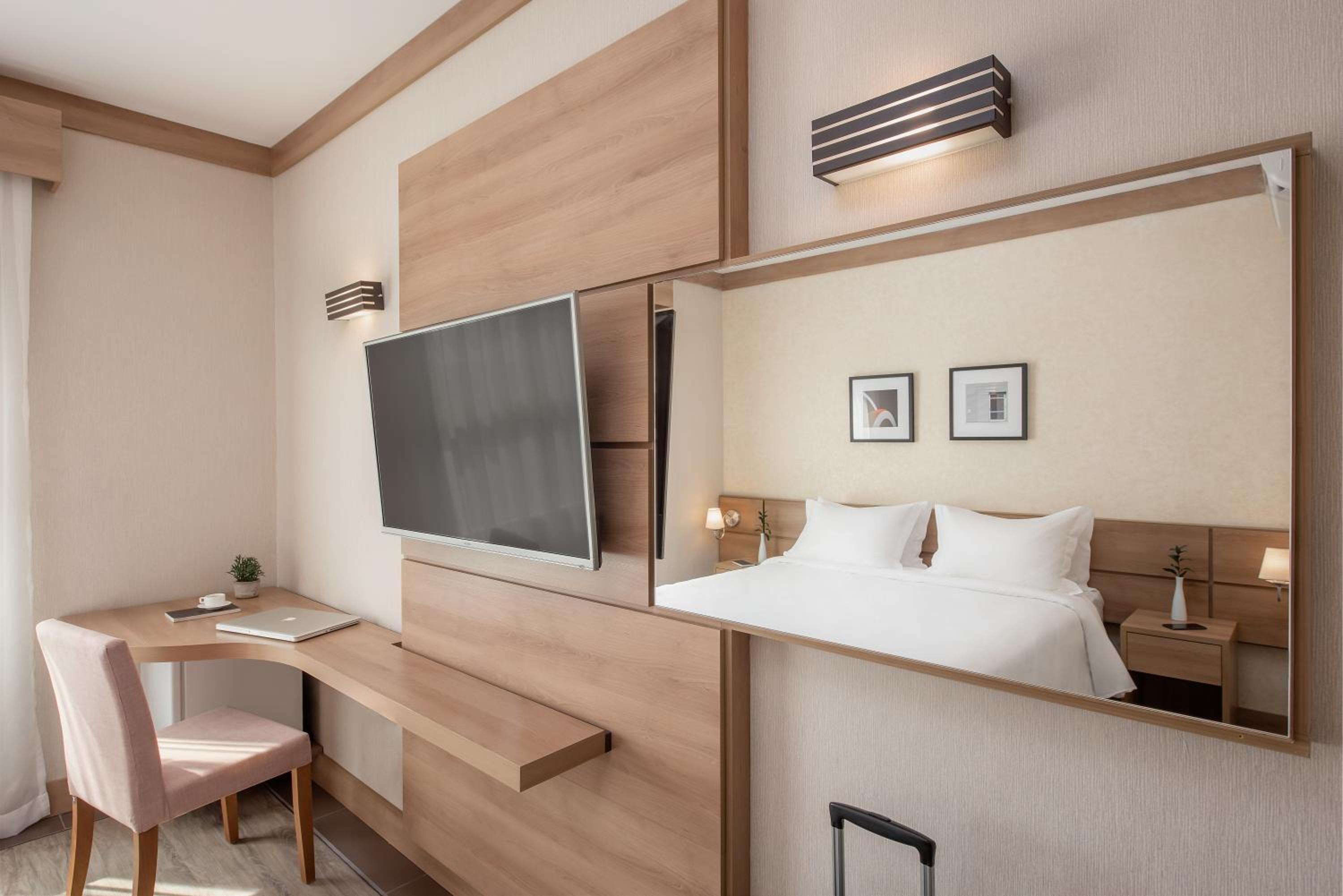 Standard Double - 1 Double Bed - Photo 2
