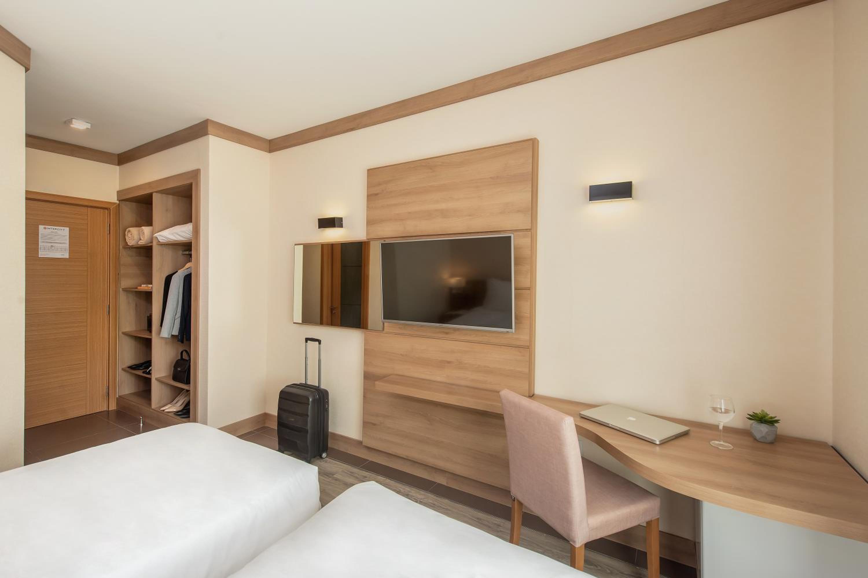 Standard Twin - 2 Single Beds - Photo 3