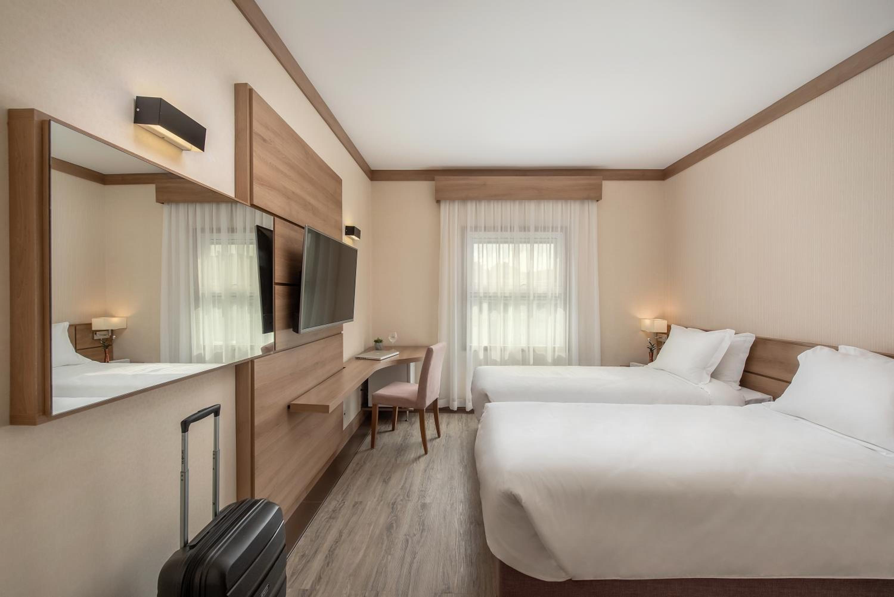 Standard Twin - 2 Single Beds - Photo 2