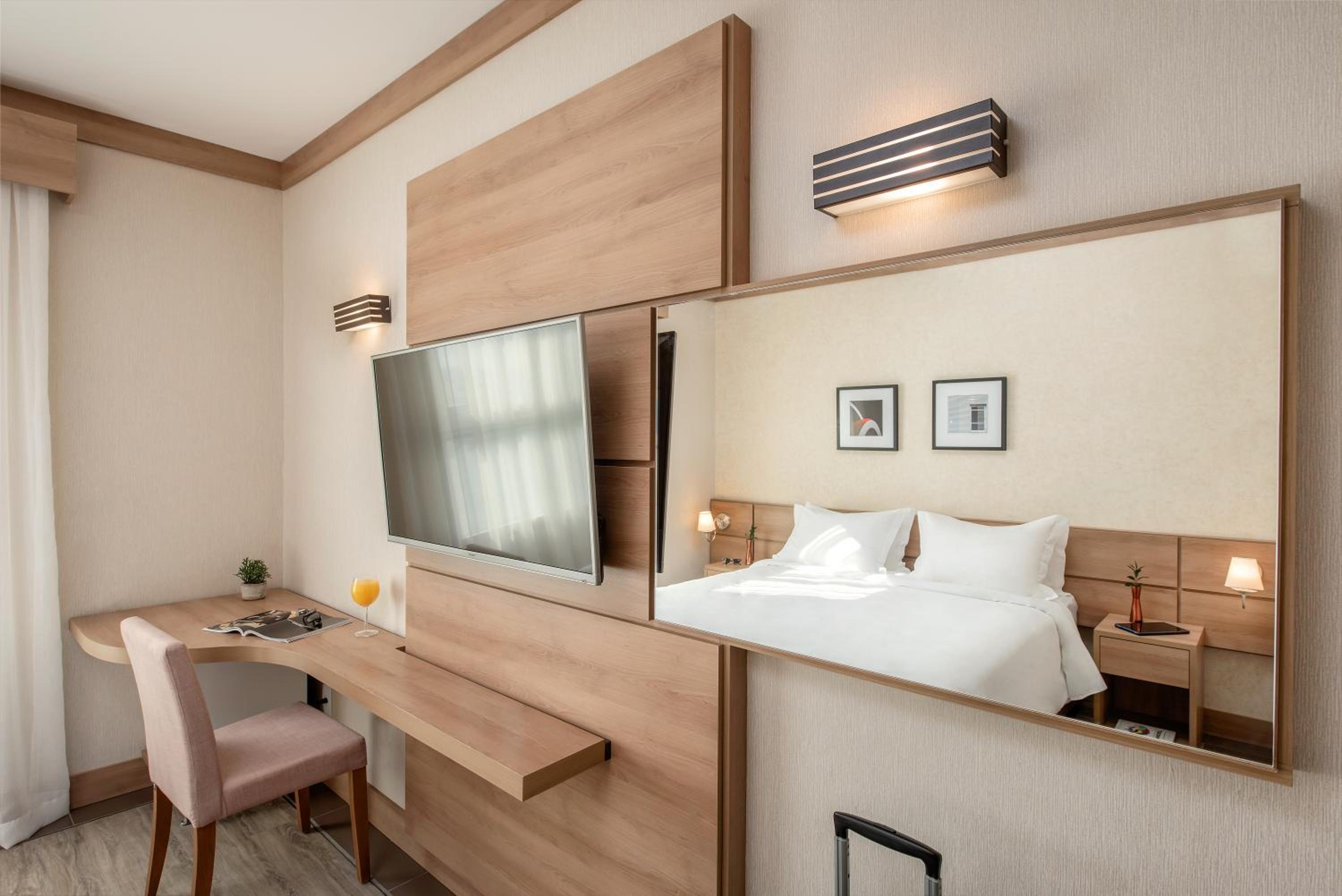 Luxury Double - 1 King Bed - Photo 3