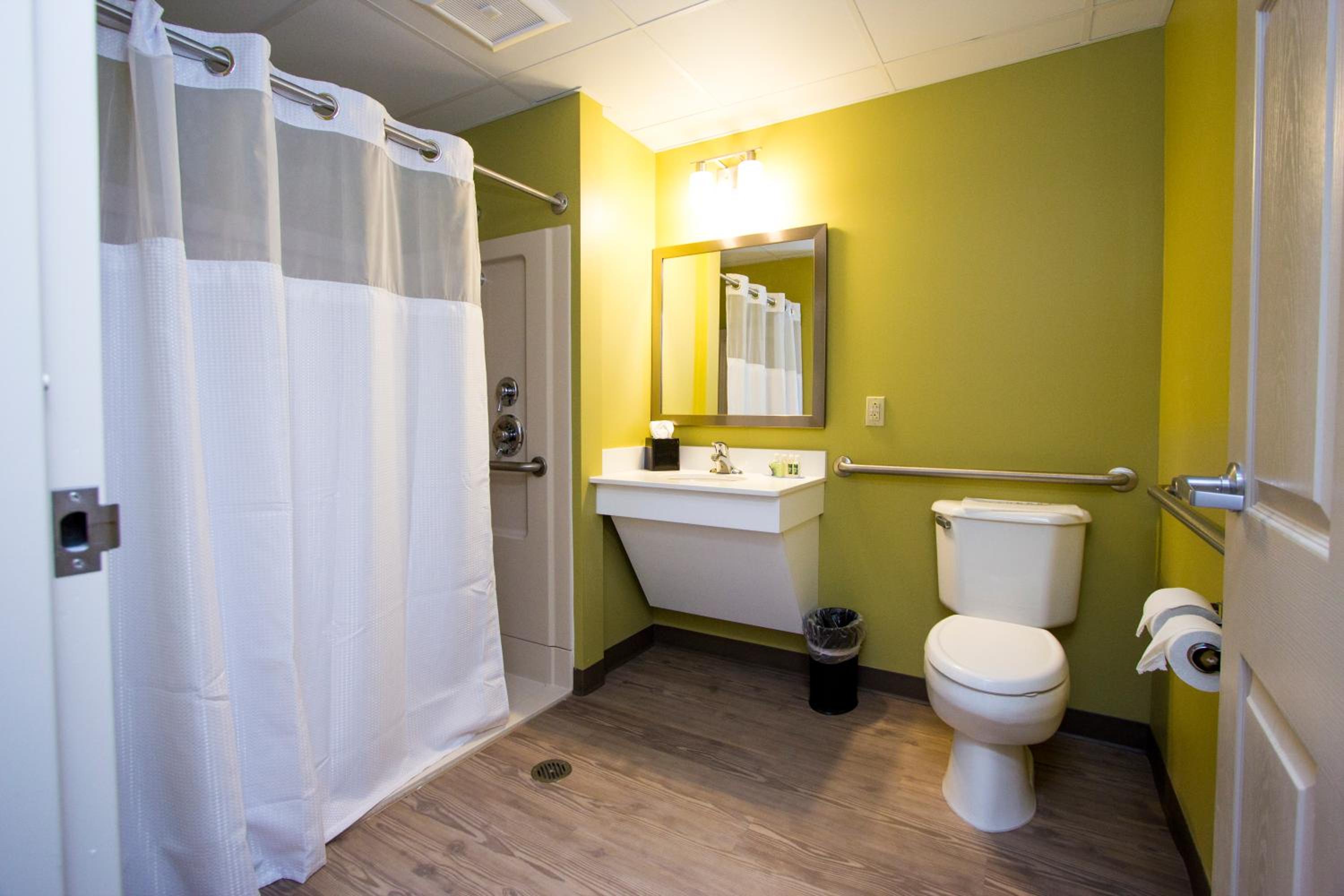 Queen Room with Two Queen Beds - Disability Access photo 3