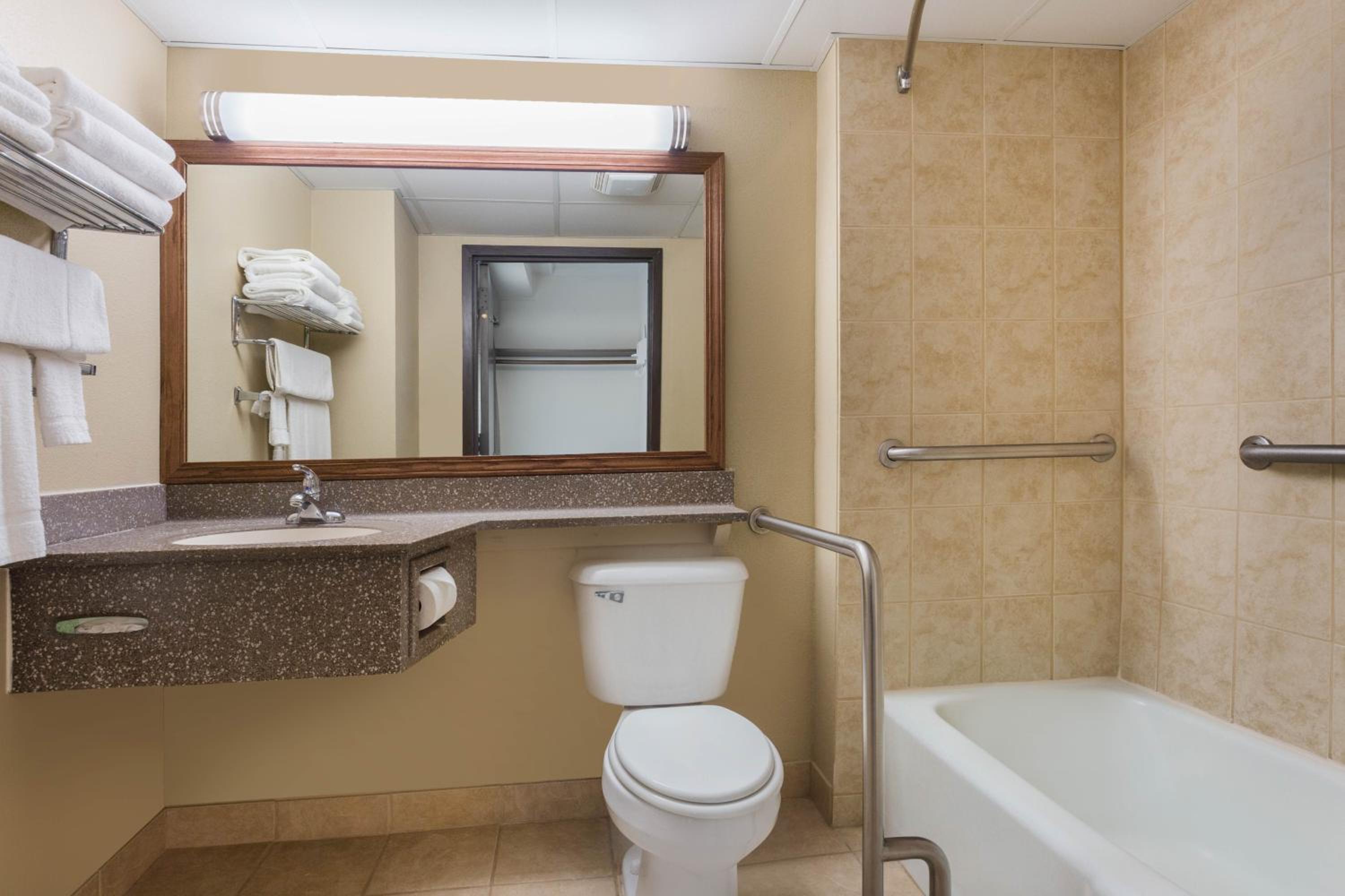 Queen Room with Two Queen Beds - Mobility Access/Non-Smoking photo 2