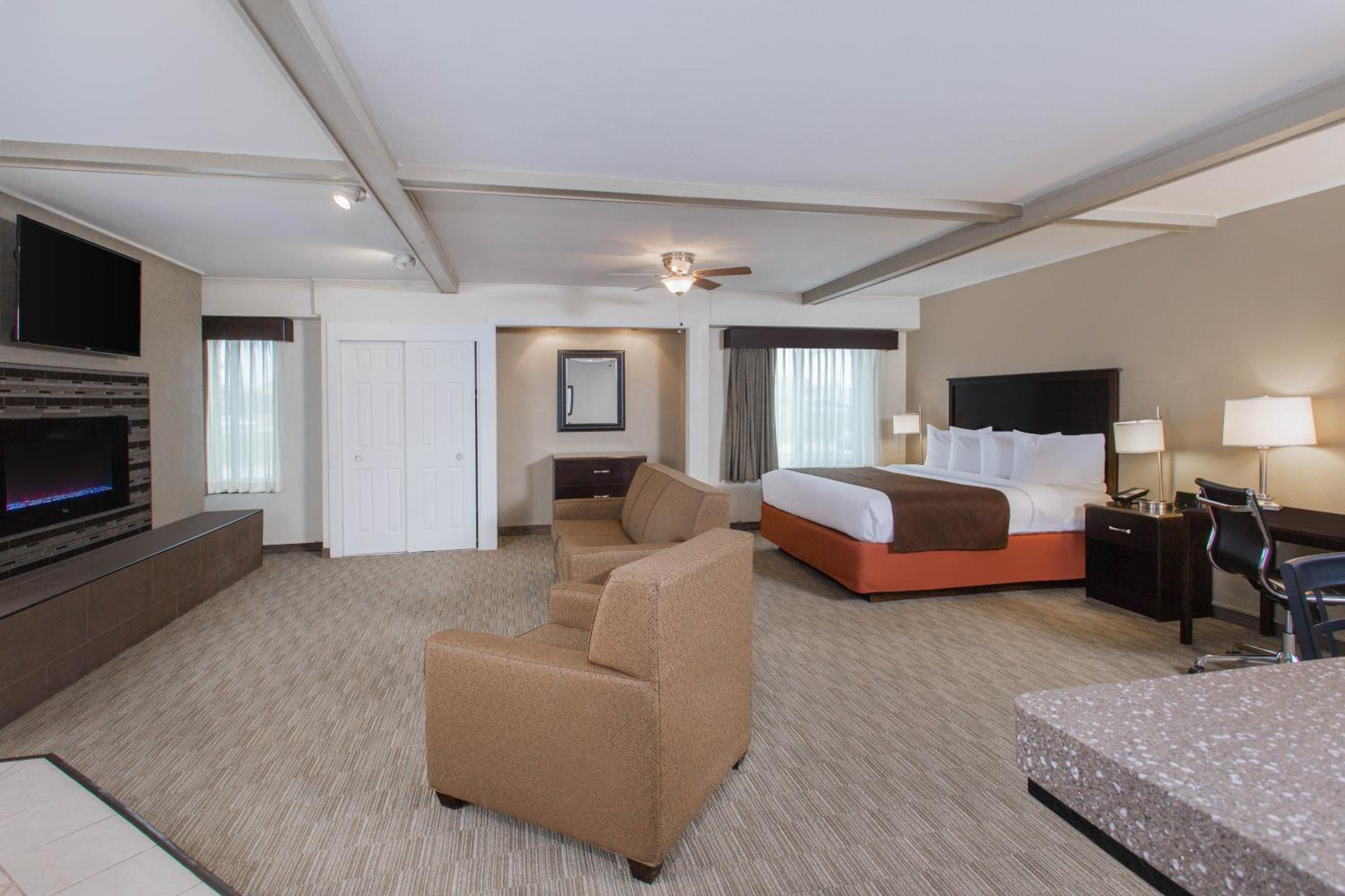 Deluxe Studio King Suite - Non-Smoking - Photo 2