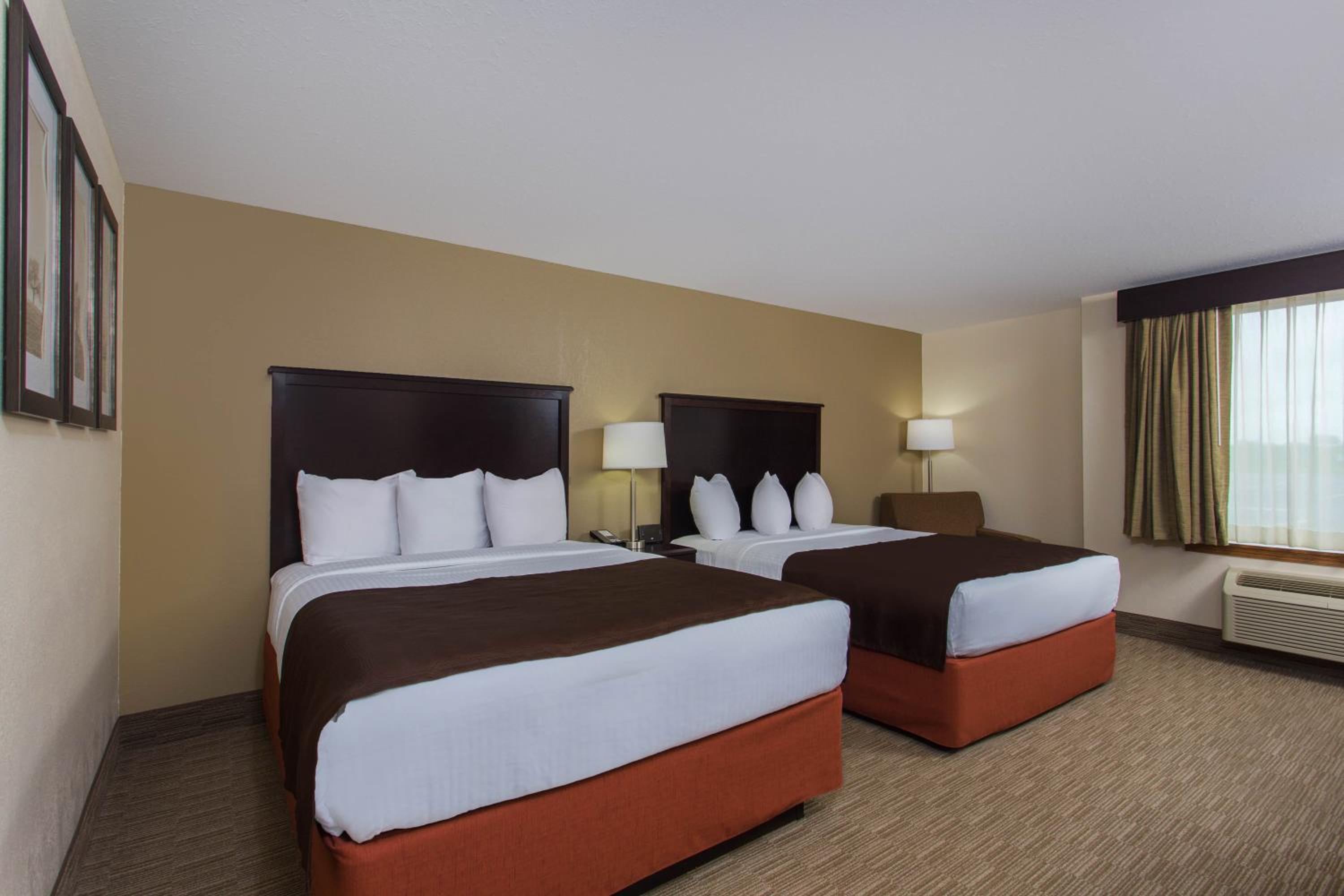 Queen Room with Two Queen Beds - Non-Smoking - Photo 2