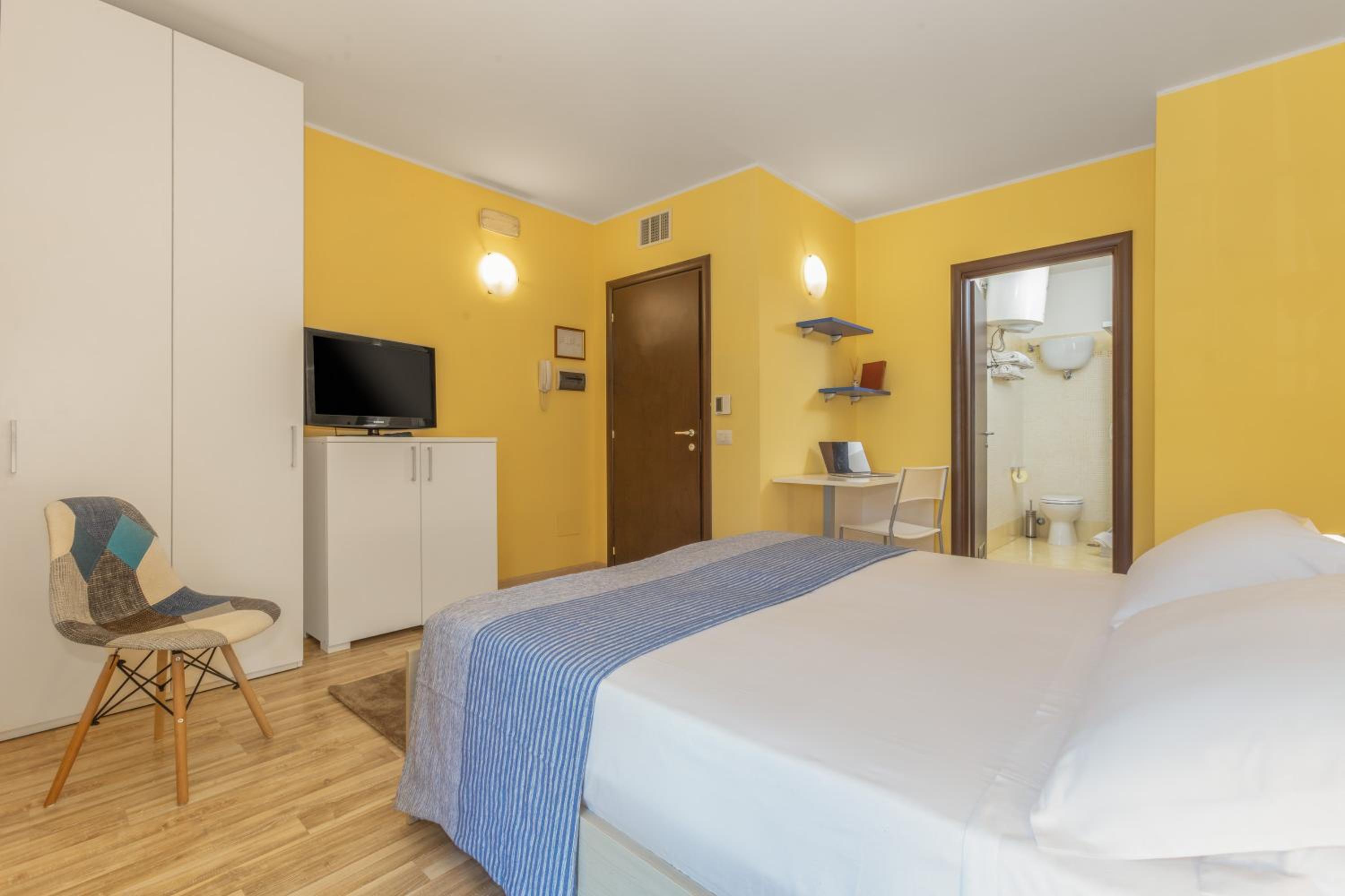 Standard Double Room - Photo 8