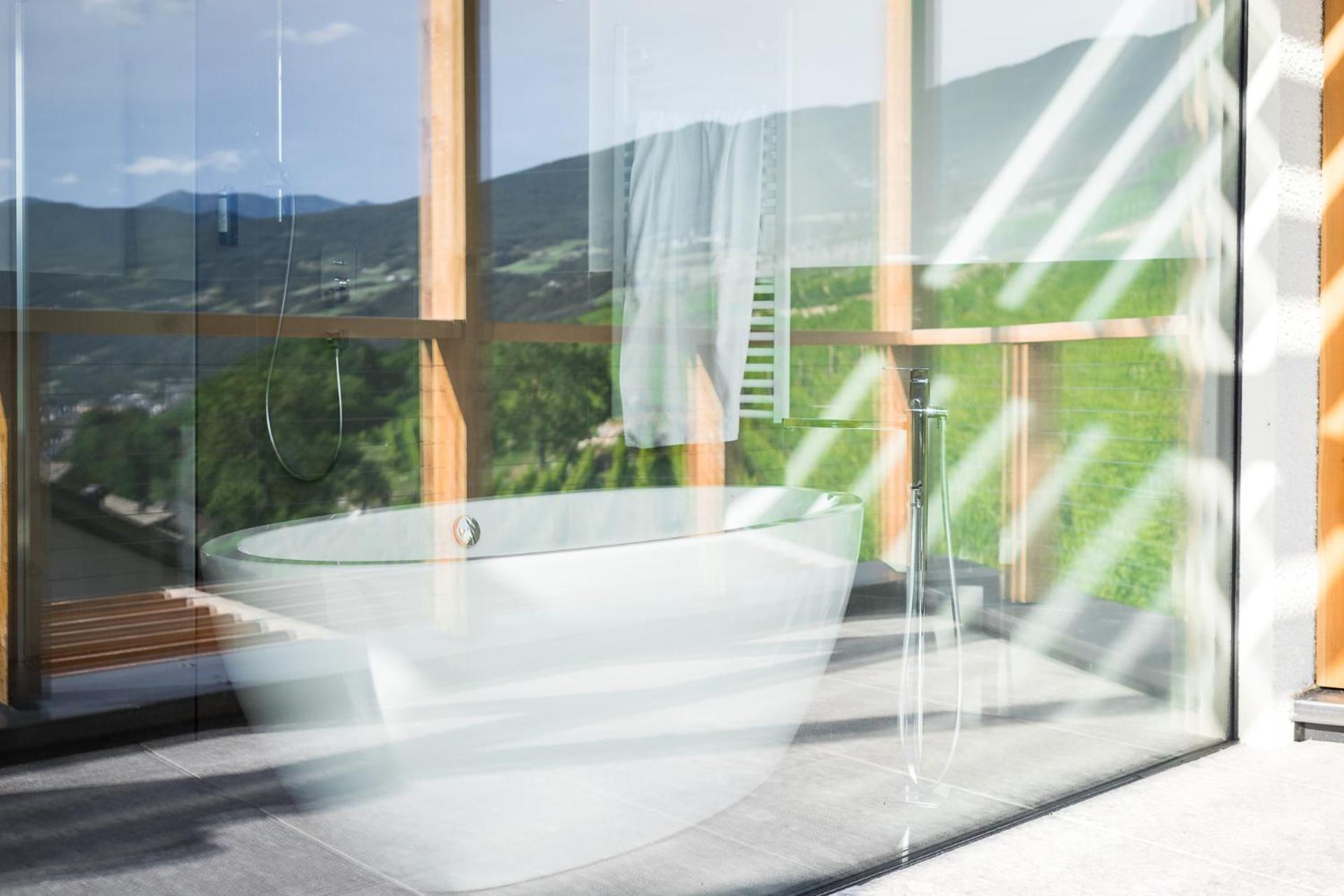 Suite with Bathtub - Photo 9