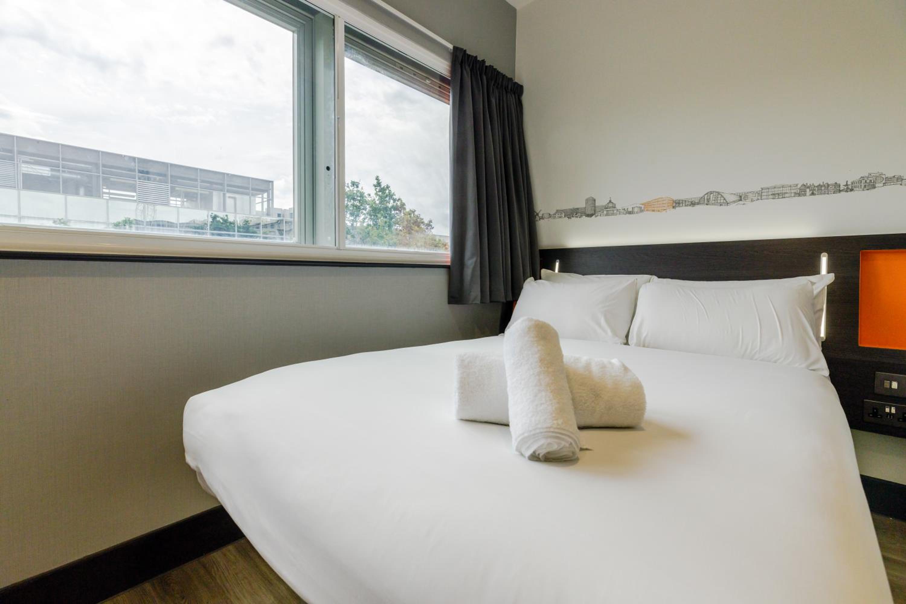 Double Room with Window - Photo 7