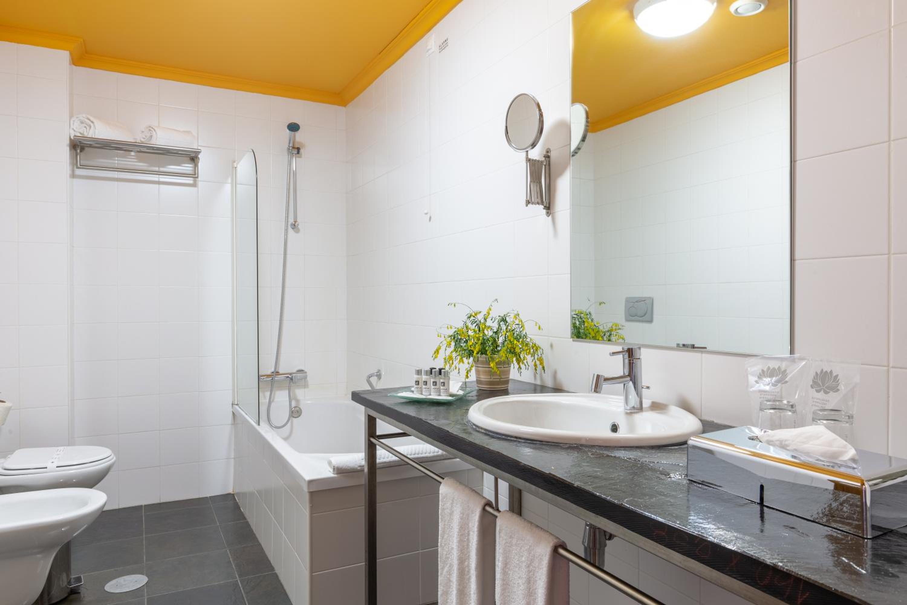 Suite (3 Adults) - Photo 9