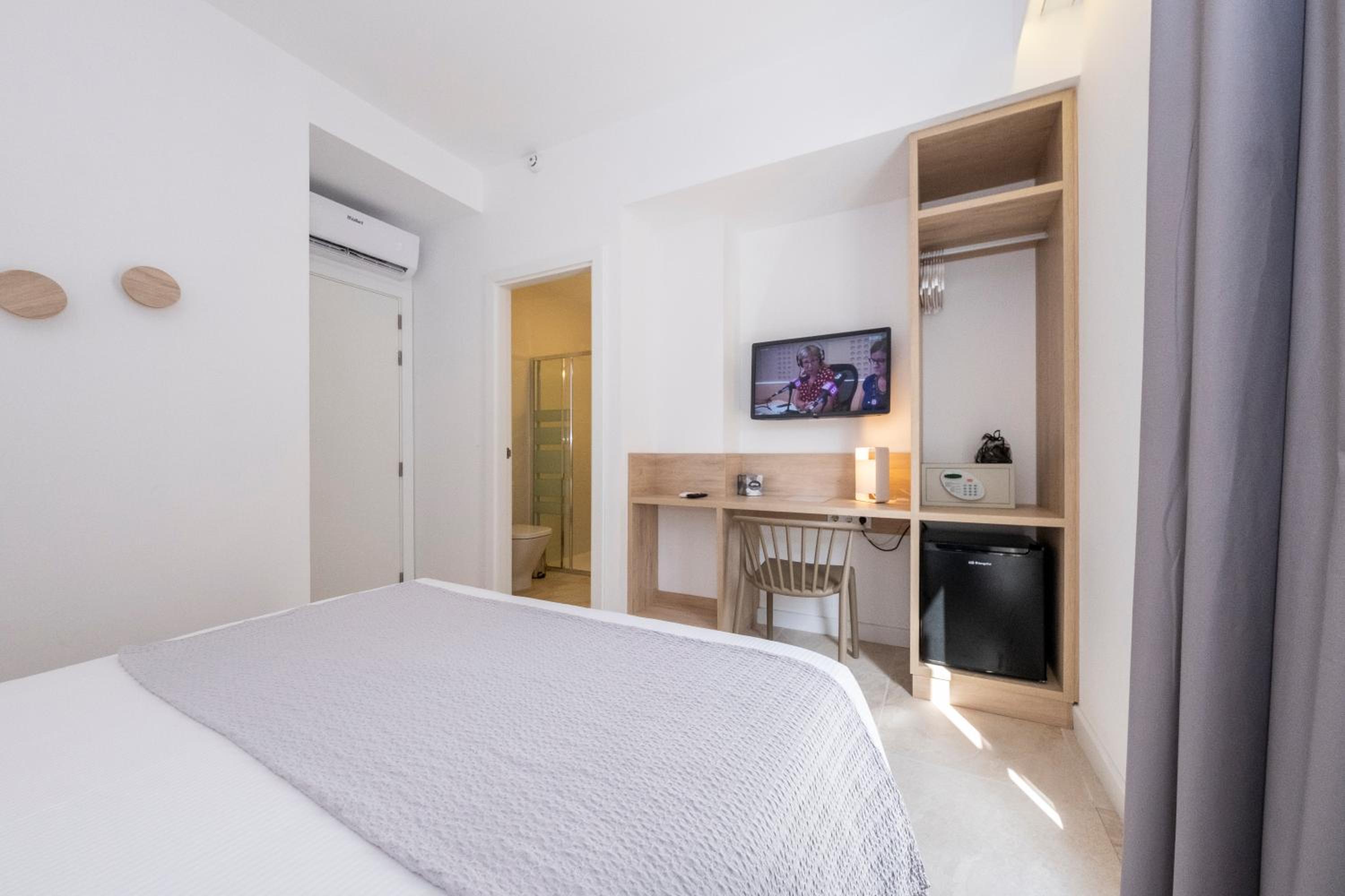 Double Room - Photo 11