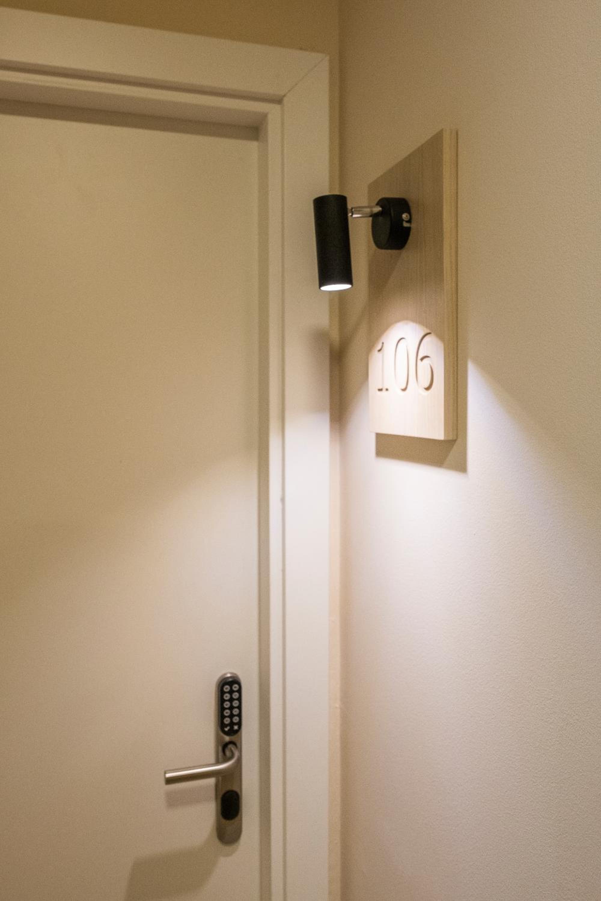 Double Room - Photo 16