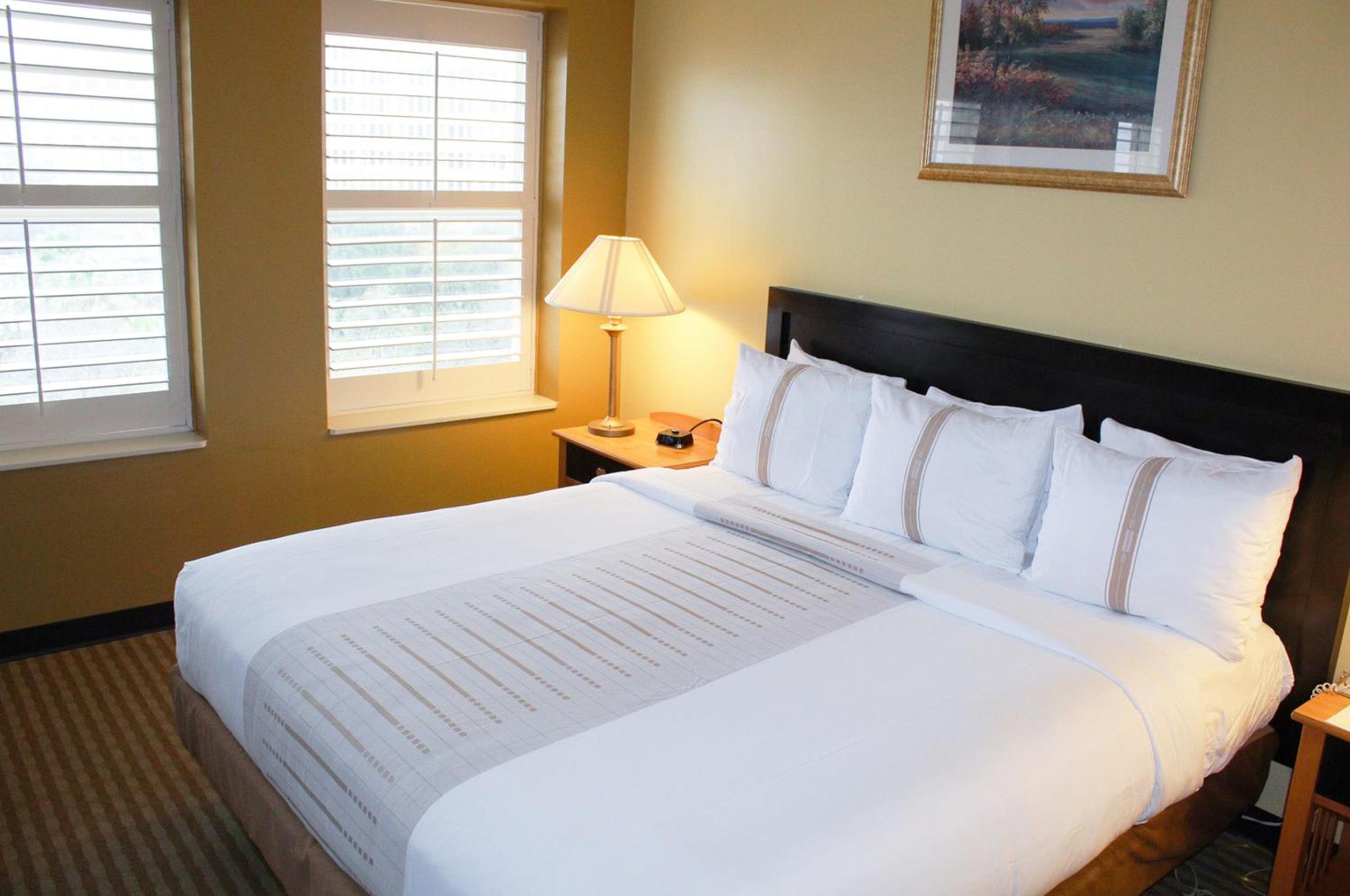Deluxe King Room - Photo 7