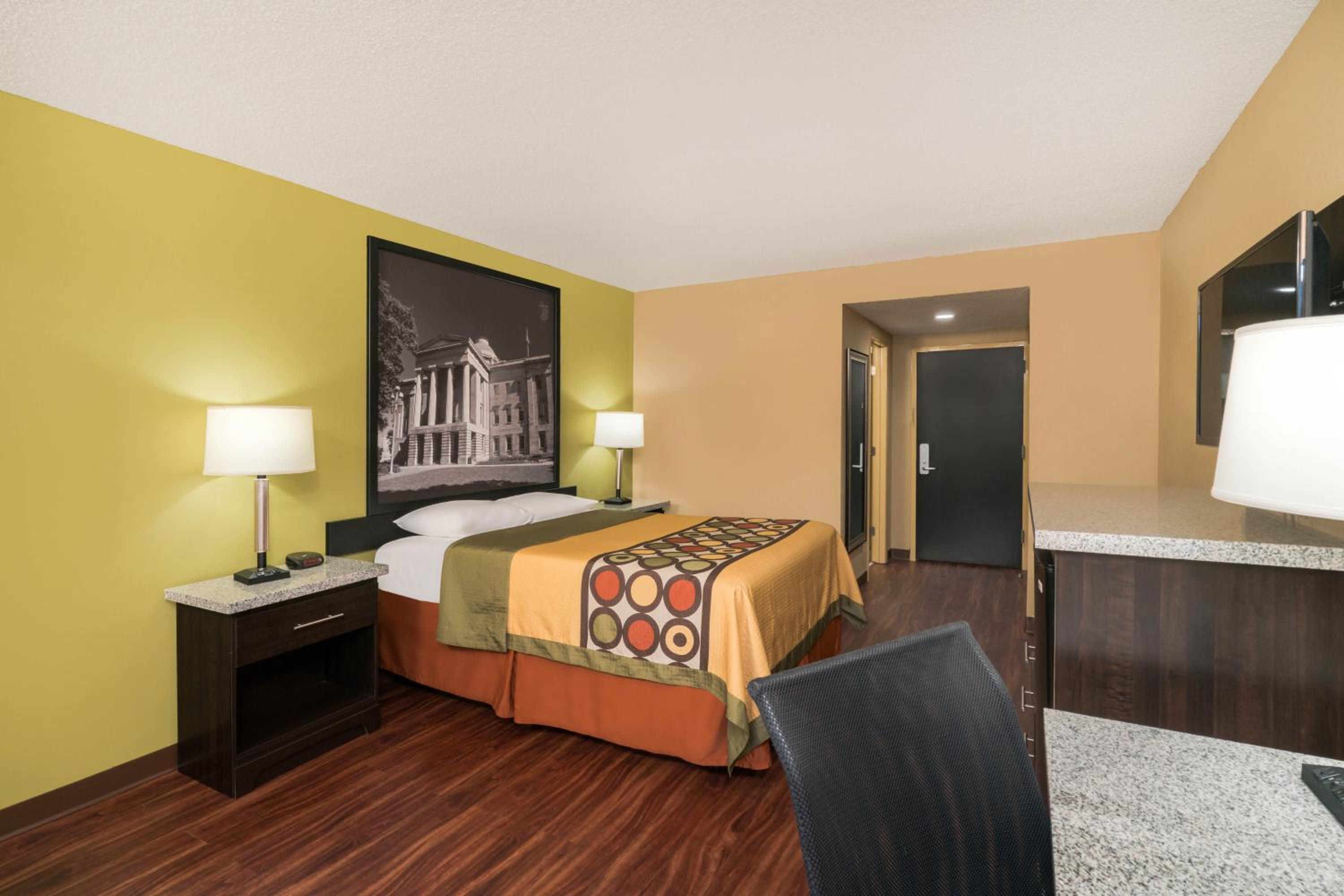 Queen Room - Non-Smoking - Photo 1